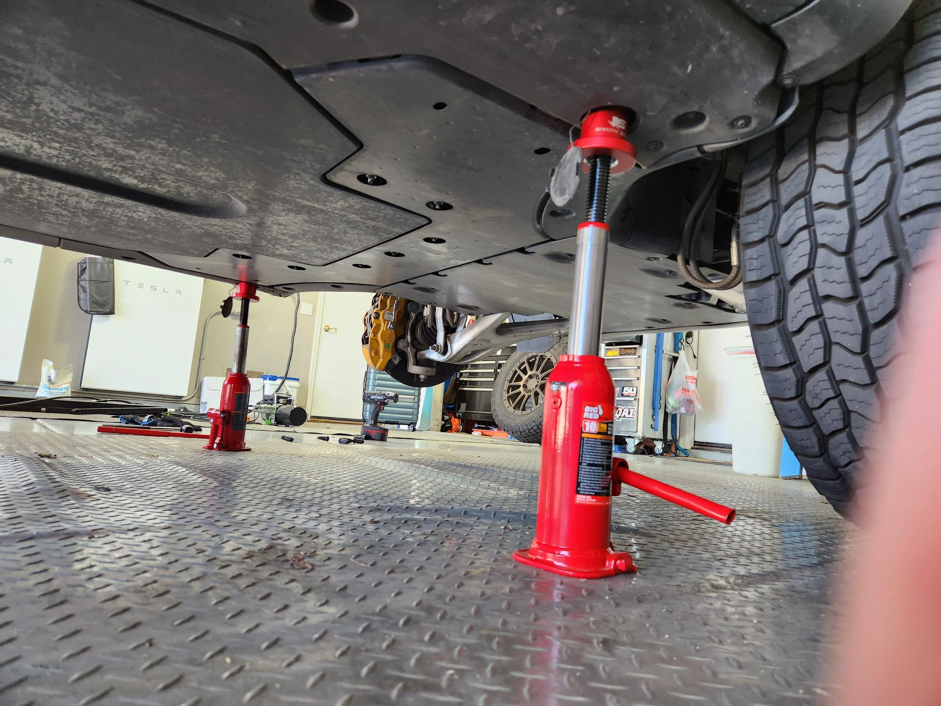 Rivian R1T R1S Replacing AT tires w/ after market 20230329_124304