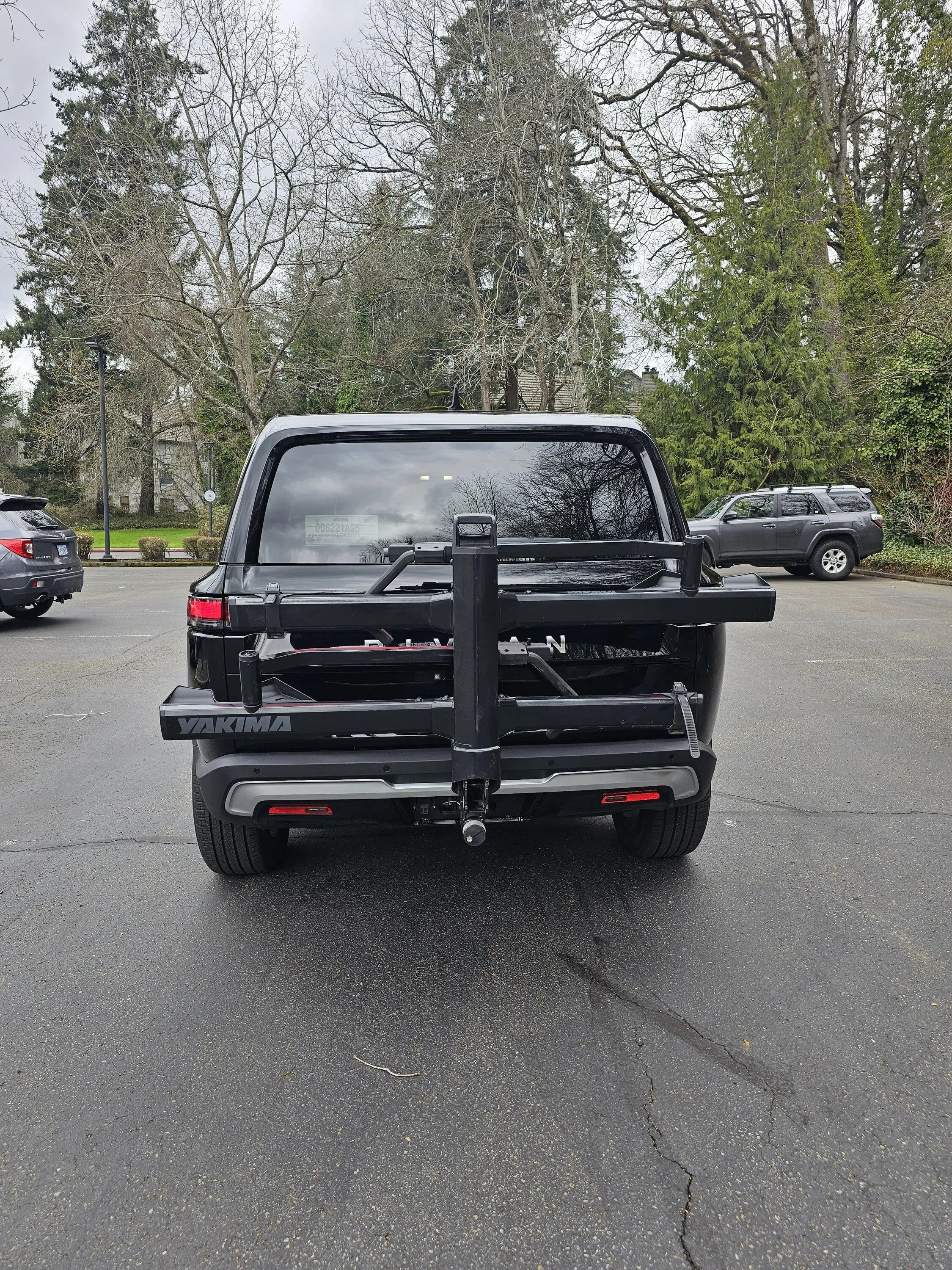 Rivian R1T R1S My Midnight Black Rivian R1S Gets Yakima Stage 2 Bike Rack 20230405_140213[1]