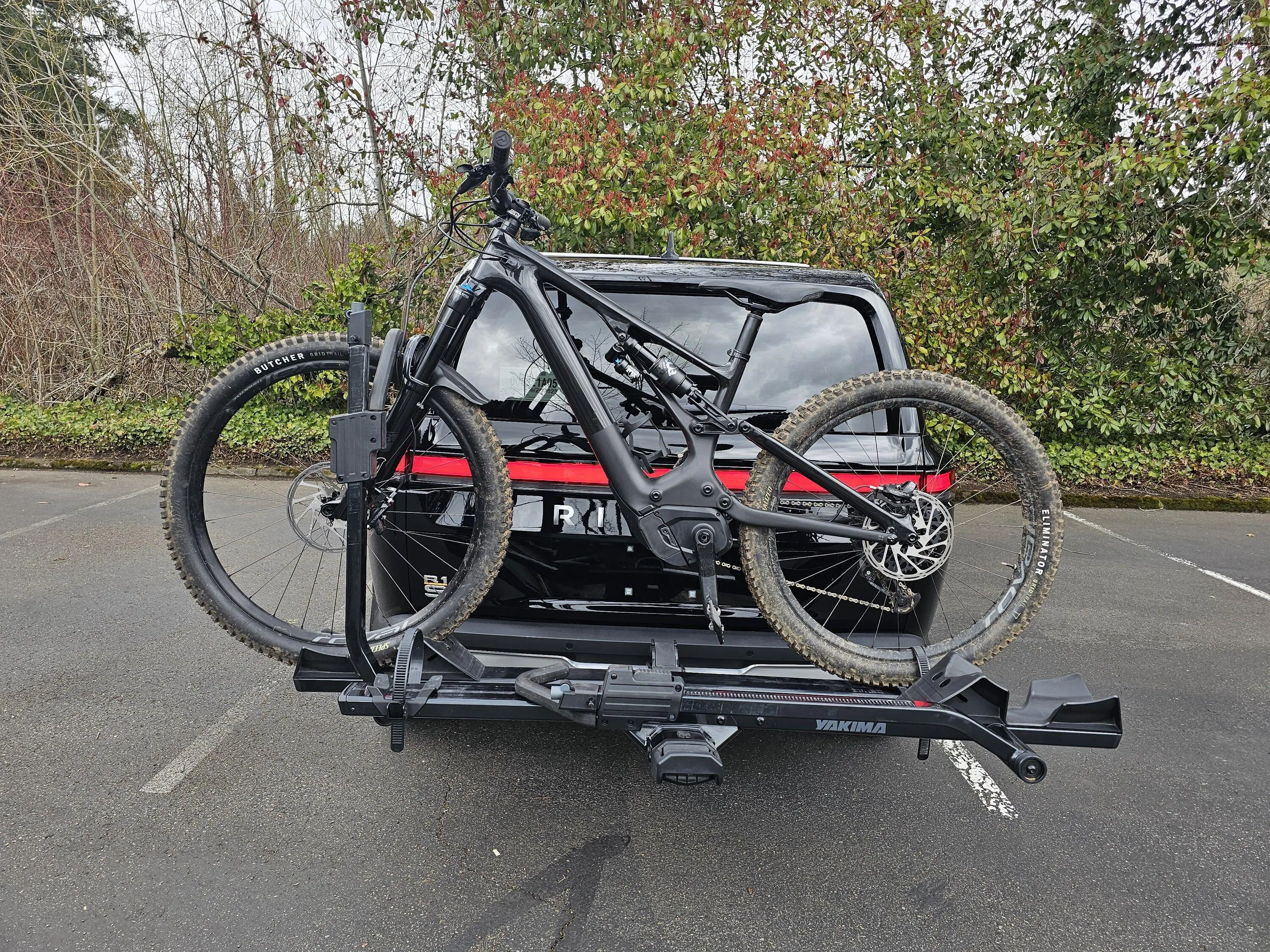 Rivian R1T R1S My Midnight Black Rivian R1S Gets Yakima Stage 2 Bike Rack 20230405_135608[1]