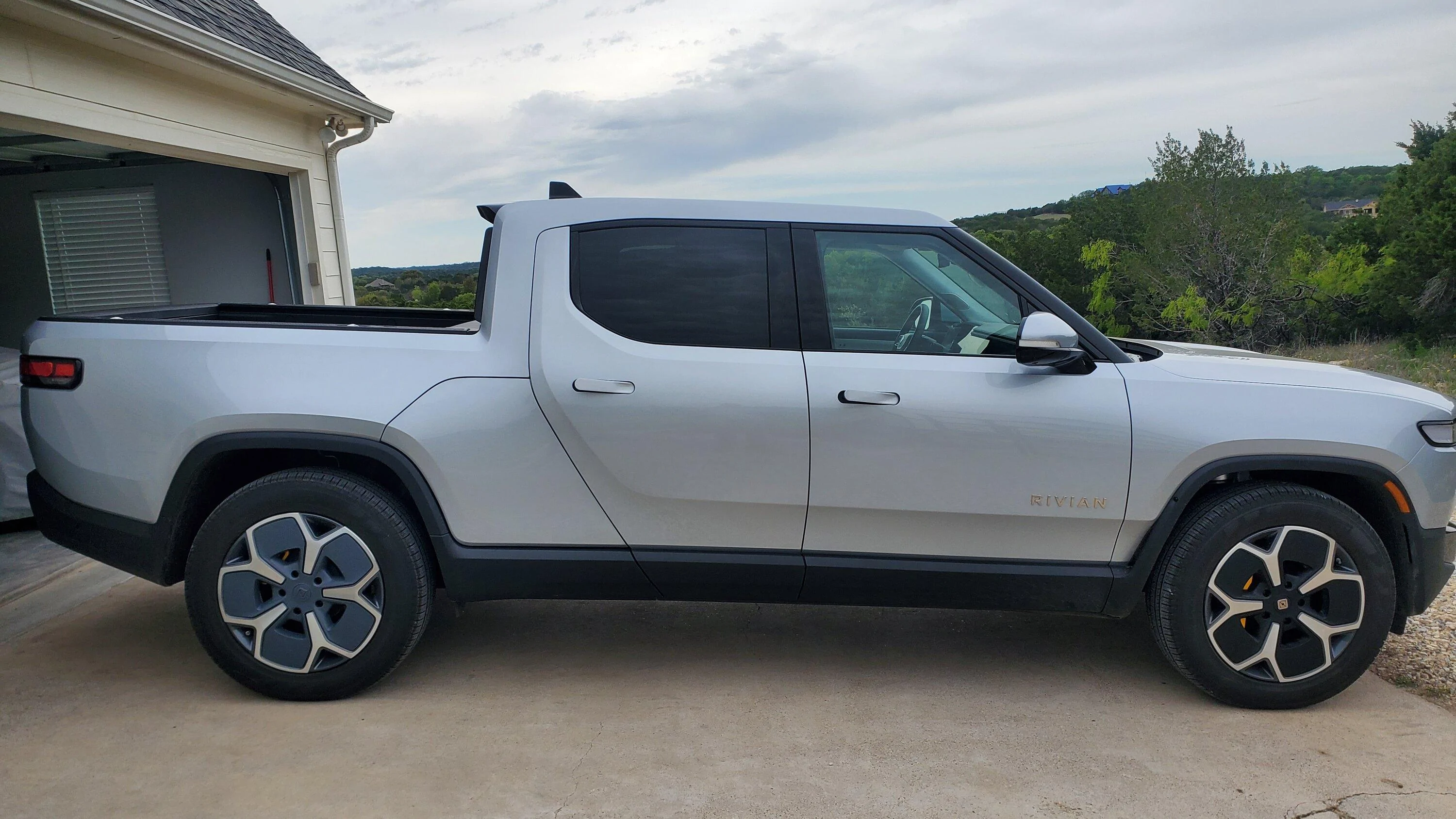 Rivian R1T R1S Spraying the 21" aero covers in Gunmetal.... 20230406_130705