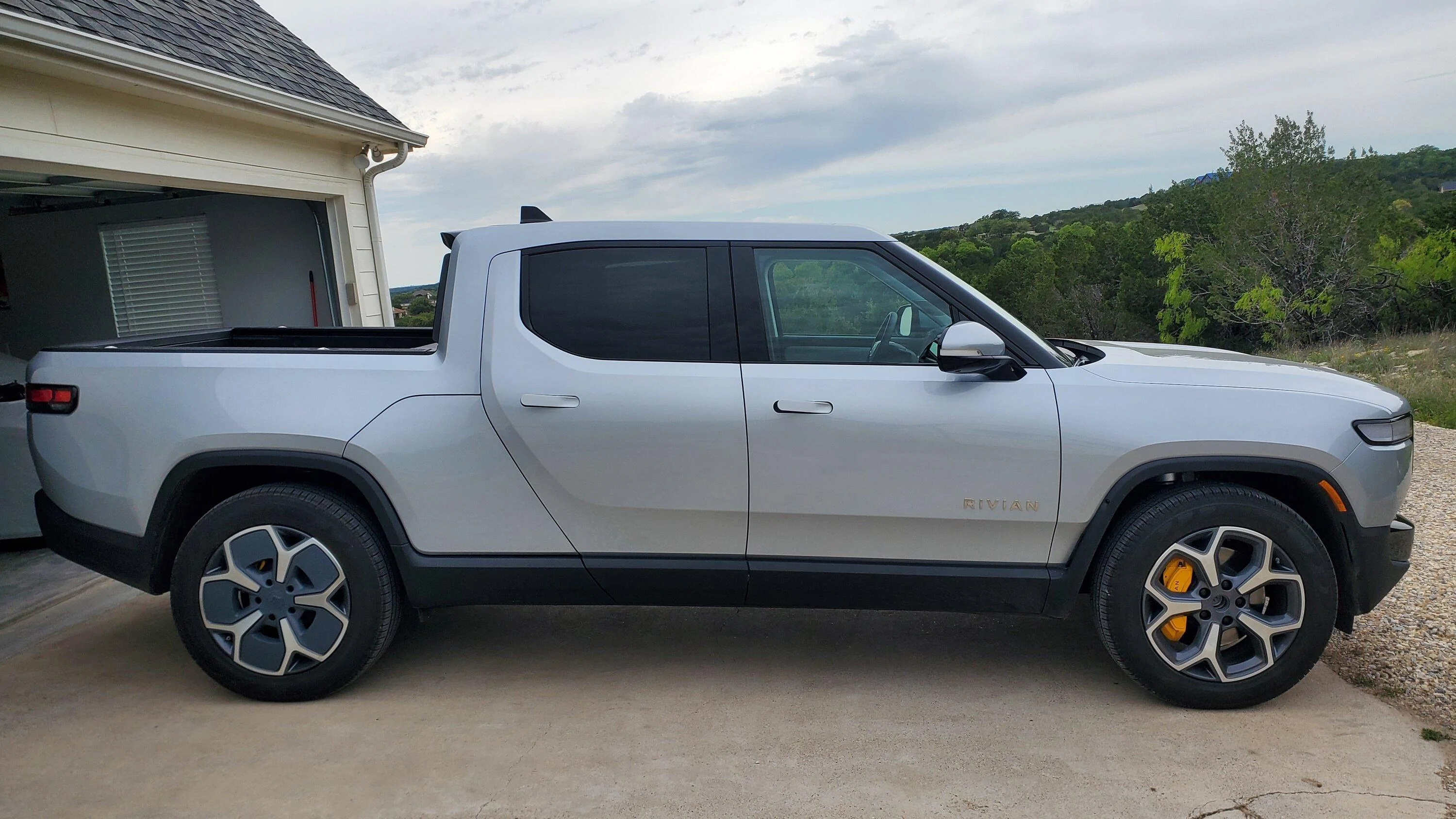 Rivian R1T R1S Spraying the 21" aero covers in Gunmetal.... 20230406_130749