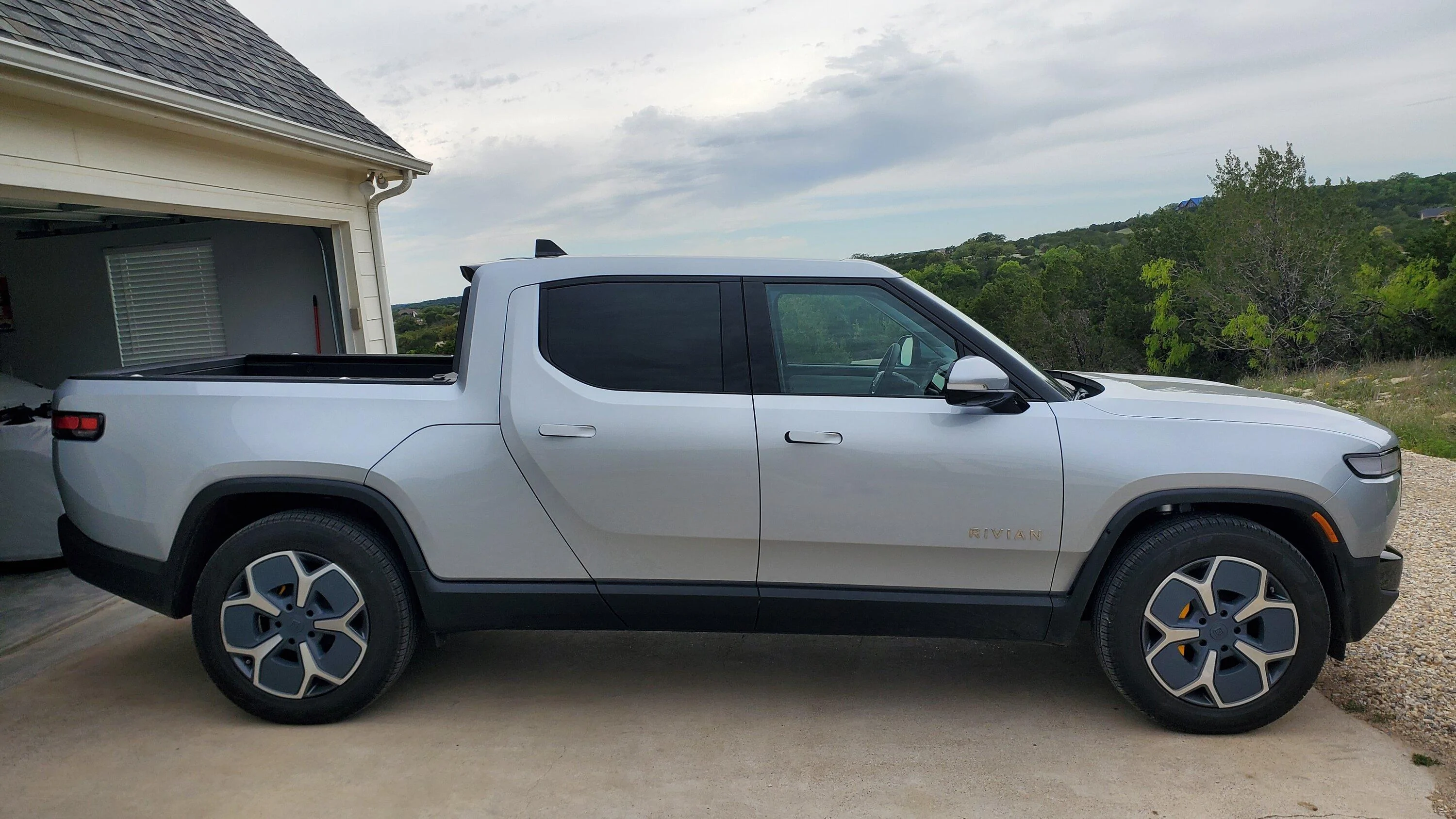 Rivian R1T R1S Spraying the 21" aero covers in Gunmetal.... 20230406_130836