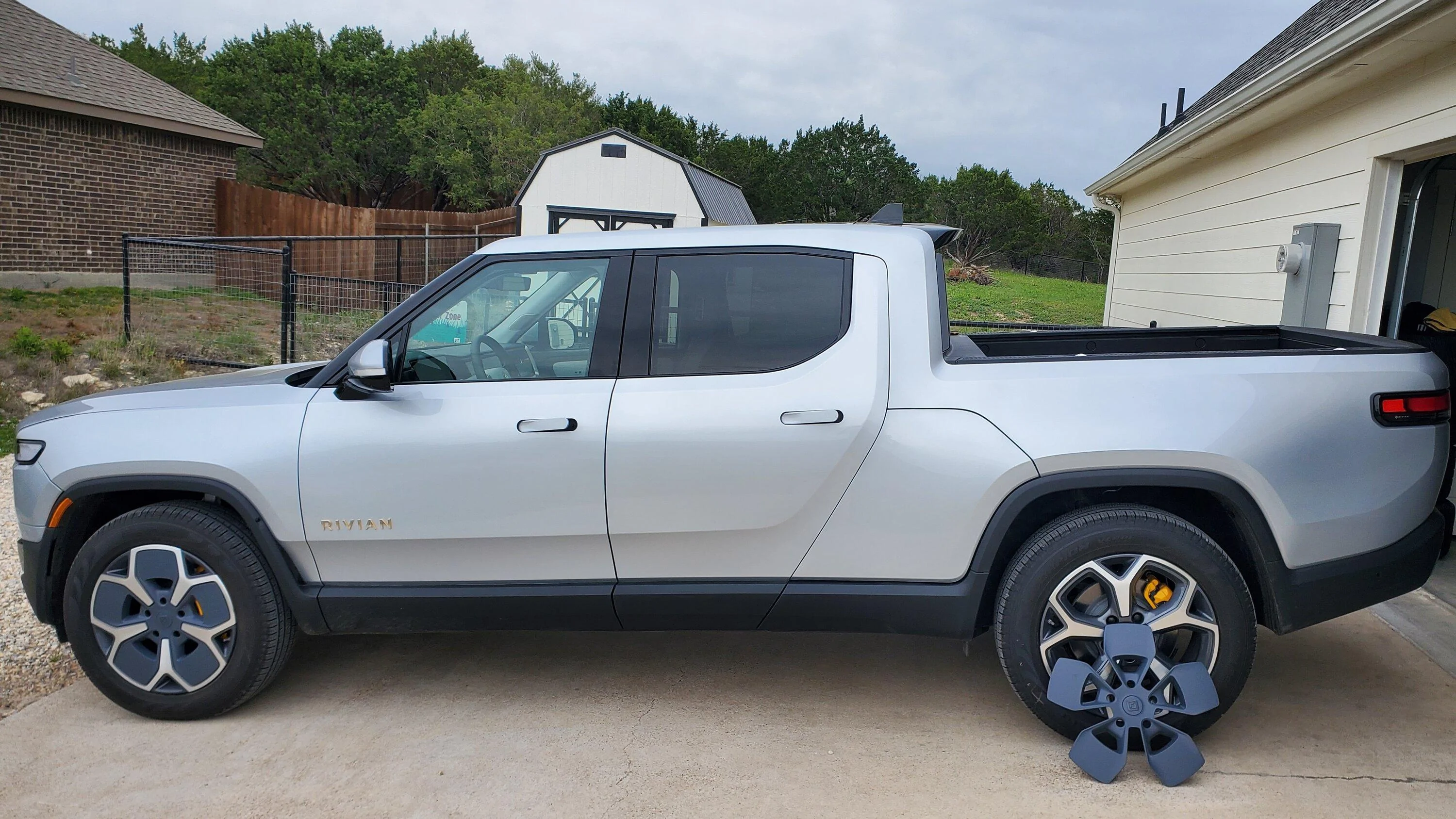 Rivian R1T R1S Spraying the 21" aero covers in Gunmetal.... 20230406_130952