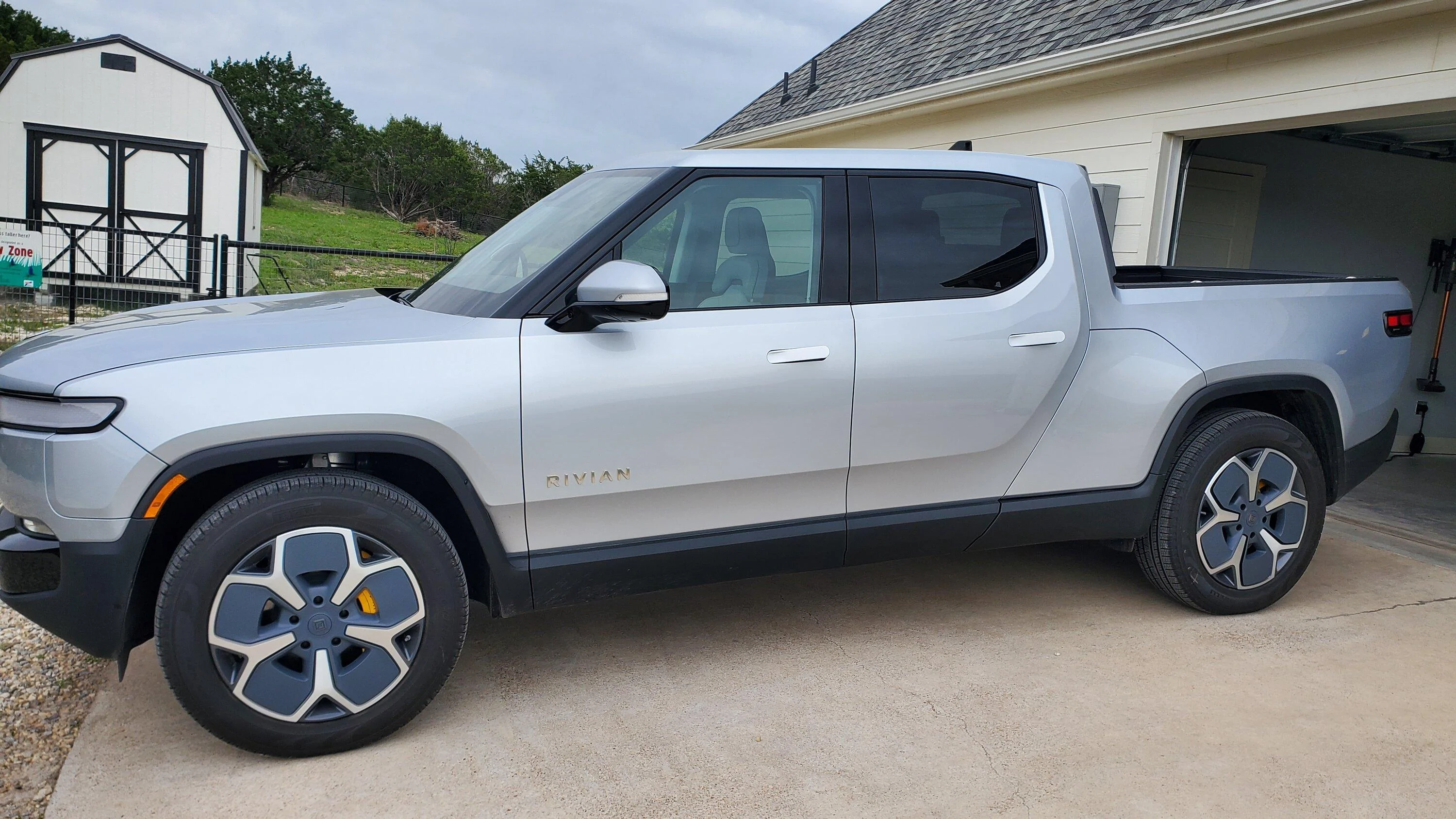 Rivian R1T R1S Spraying the 21" aero covers in Gunmetal.... 20230406_131023