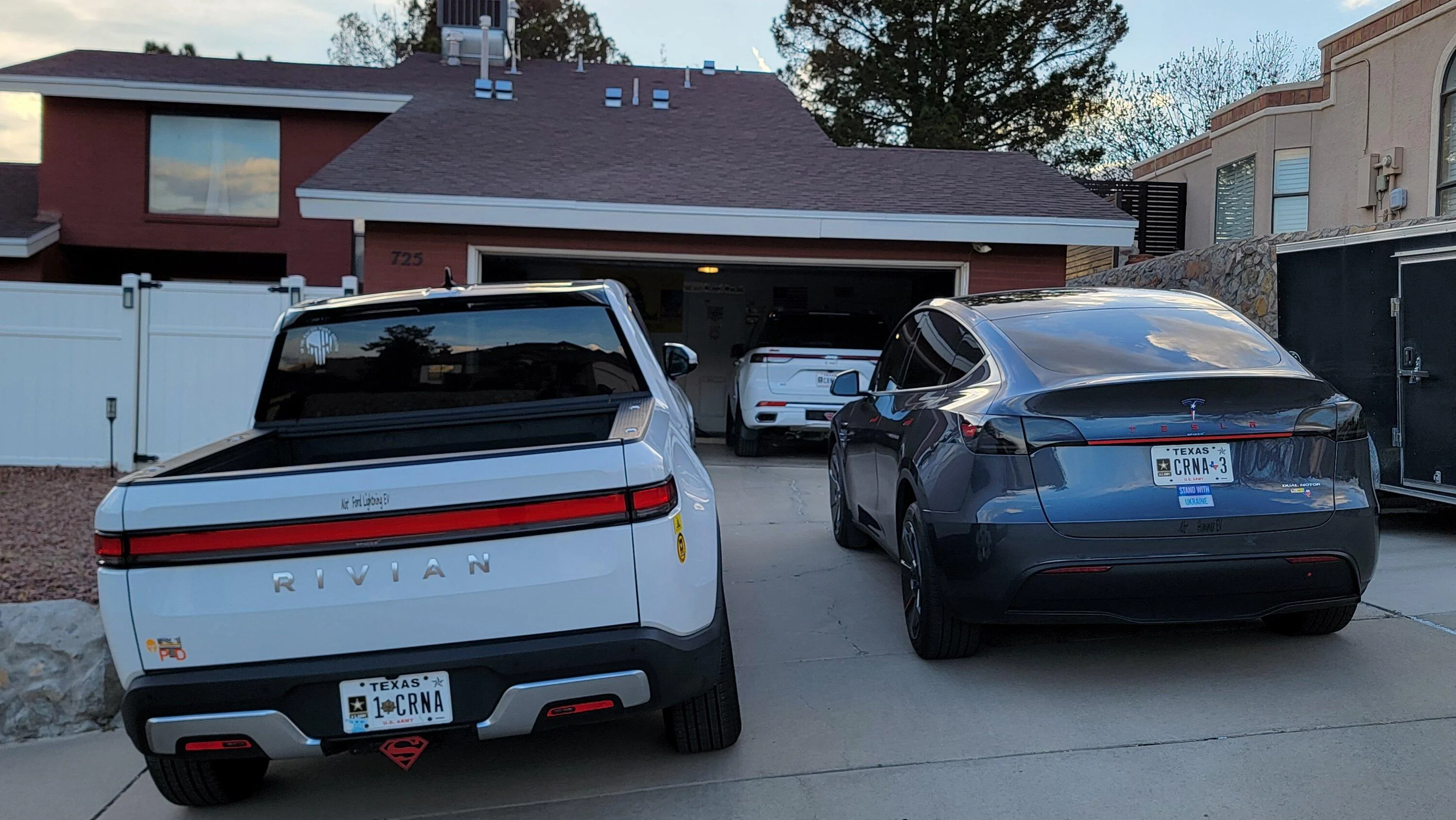 Rivian R1T R1S R1S Shop access live with lots of inventory! 20230320_184633