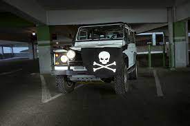 Rivian R1T R1S One-eyed R1T :( Headlight broken by a Jeep 1680899717936