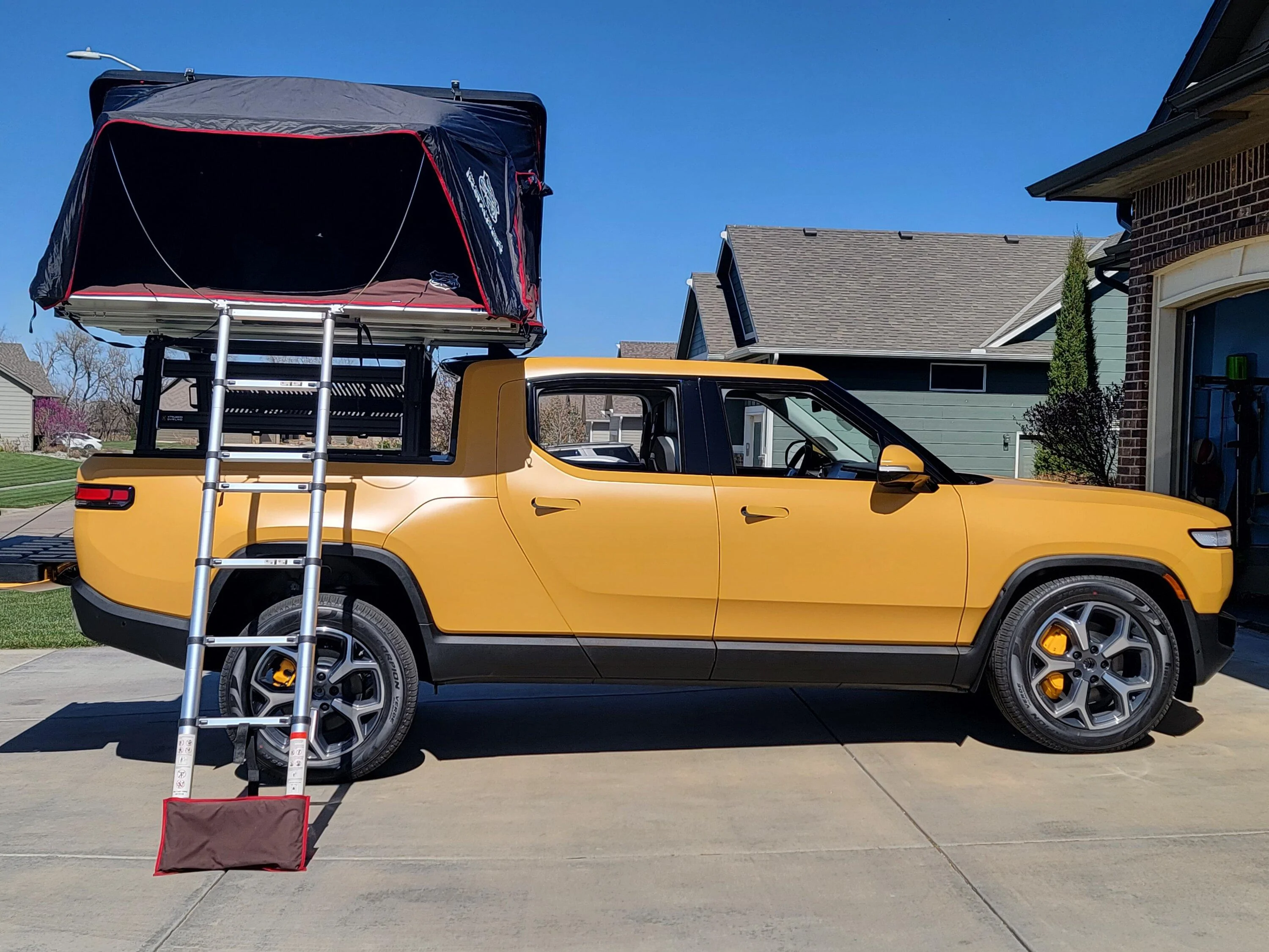 Rivian R1T R1S COMPASS YELLOW R1T Photos 20230407_152820