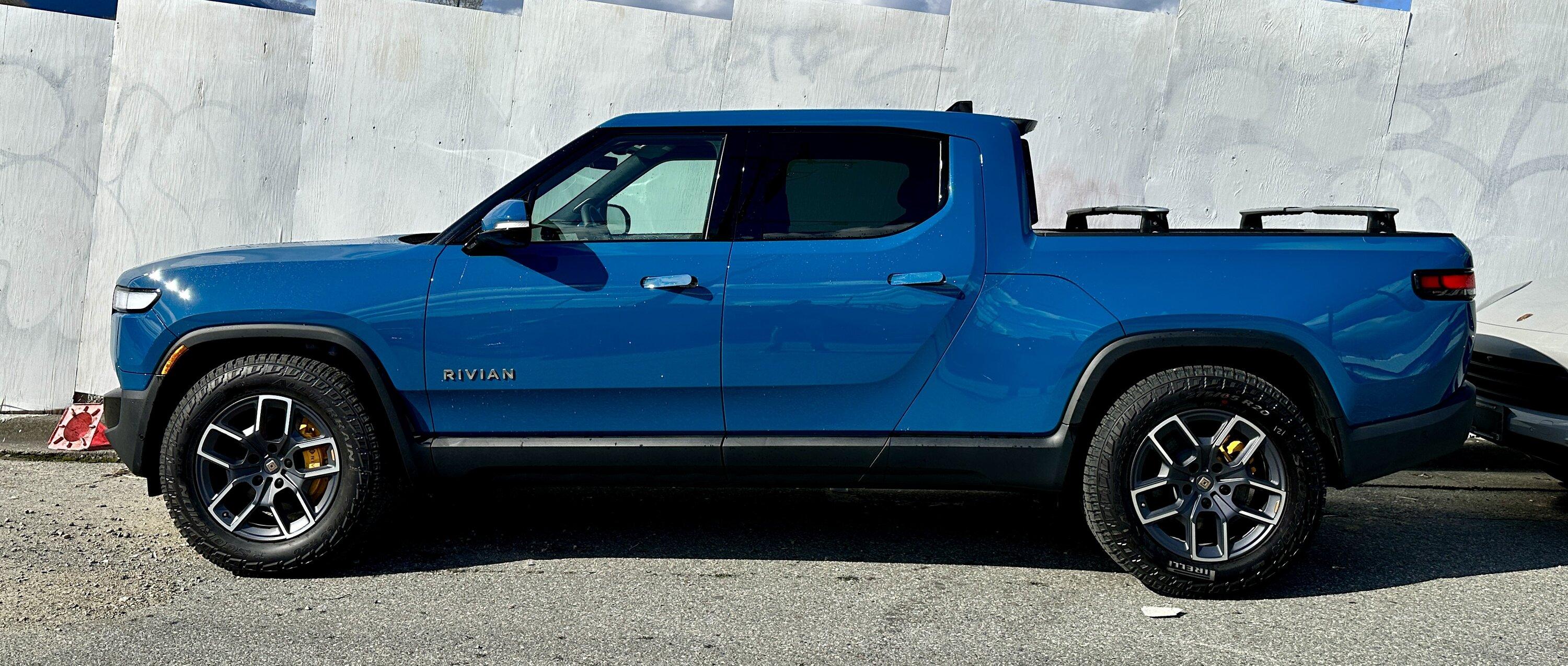Rivian R1T R1S RIVIAN BLUE Rivian Photos IMG_6225