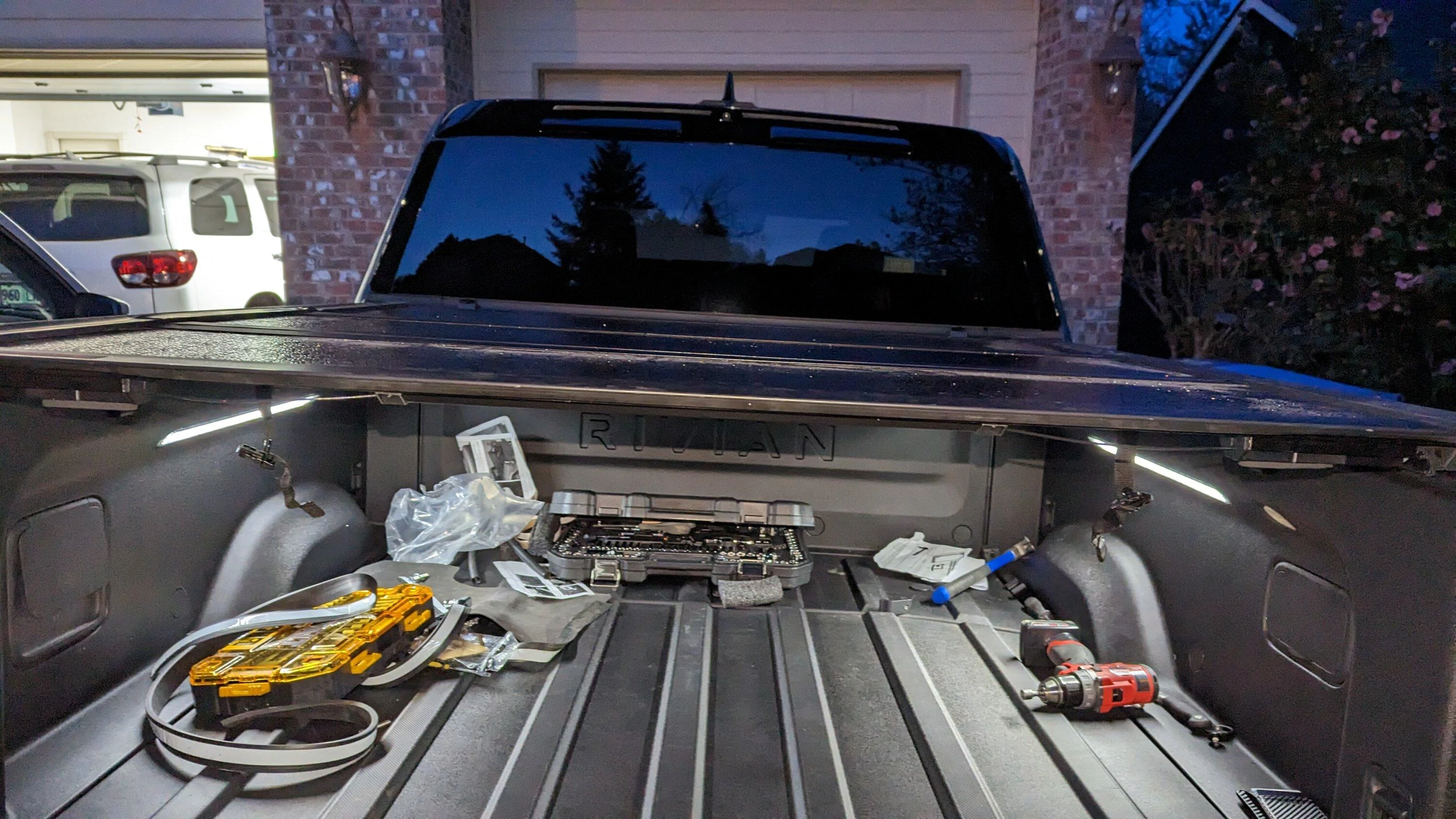 Rivian R1T R1S DIY temporary tonneau / bed cover? PXL_20230415_032654197