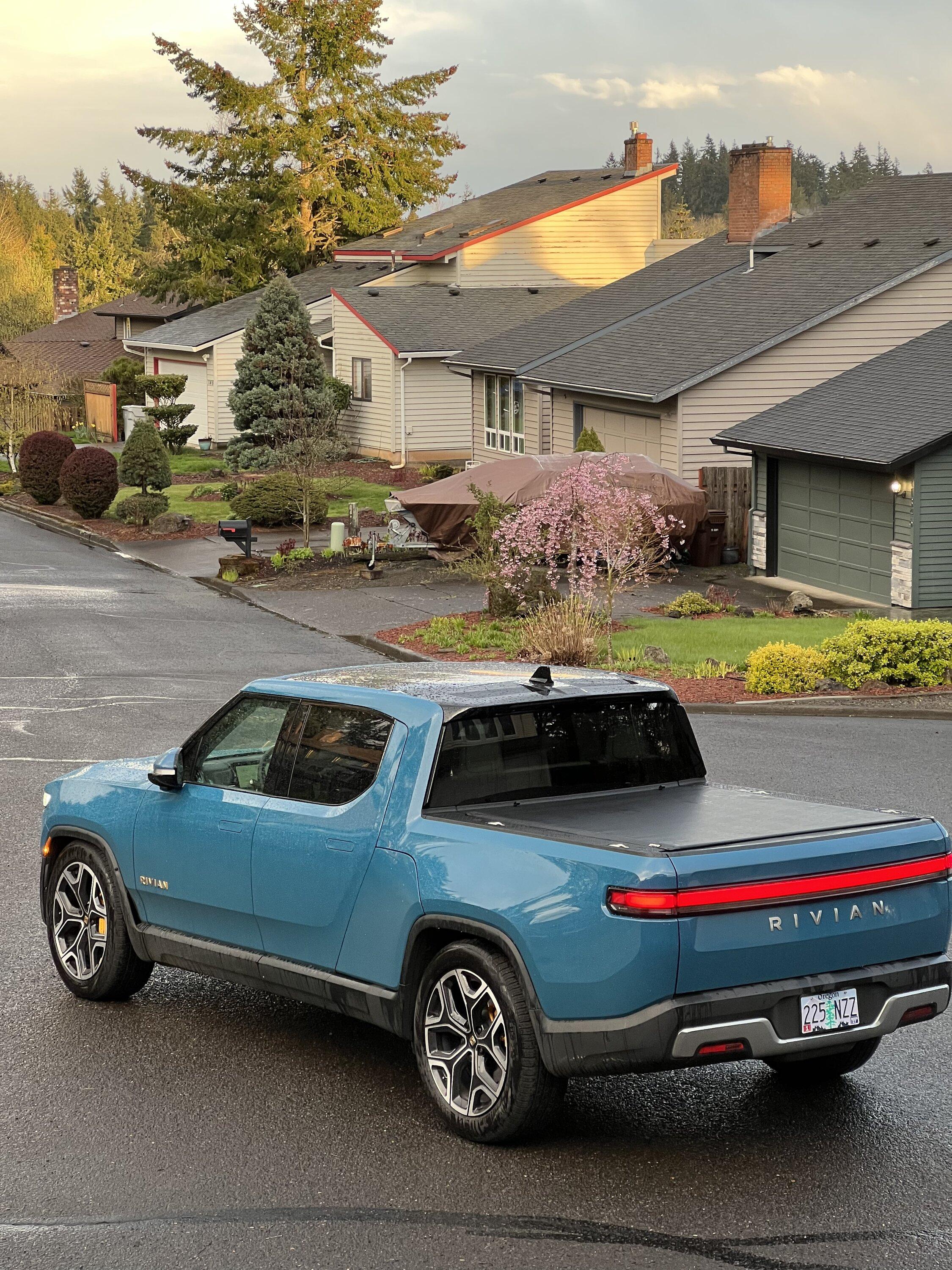Rivian R1T R1S New aftermarket (manual) Tonneau Cover for Rivian R1T DB010E32-2E03-4DEB-8AA5-93A9B17DA268