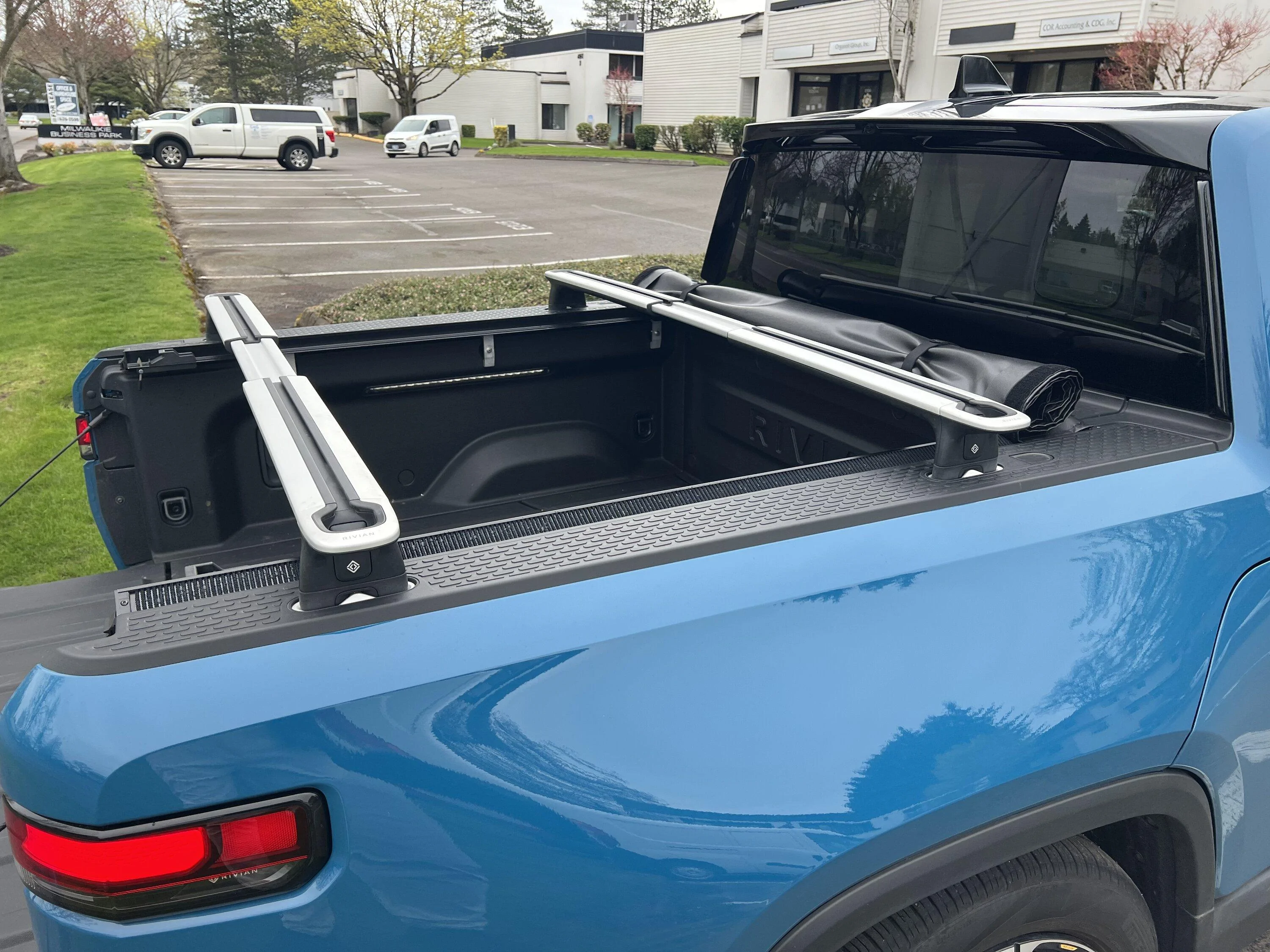 Rivian R1T R1S New aftermarket (manual) Tonneau Cover for Rivian R1T 0D0262E8-CE07-4547-88D1-400590B5D9F1