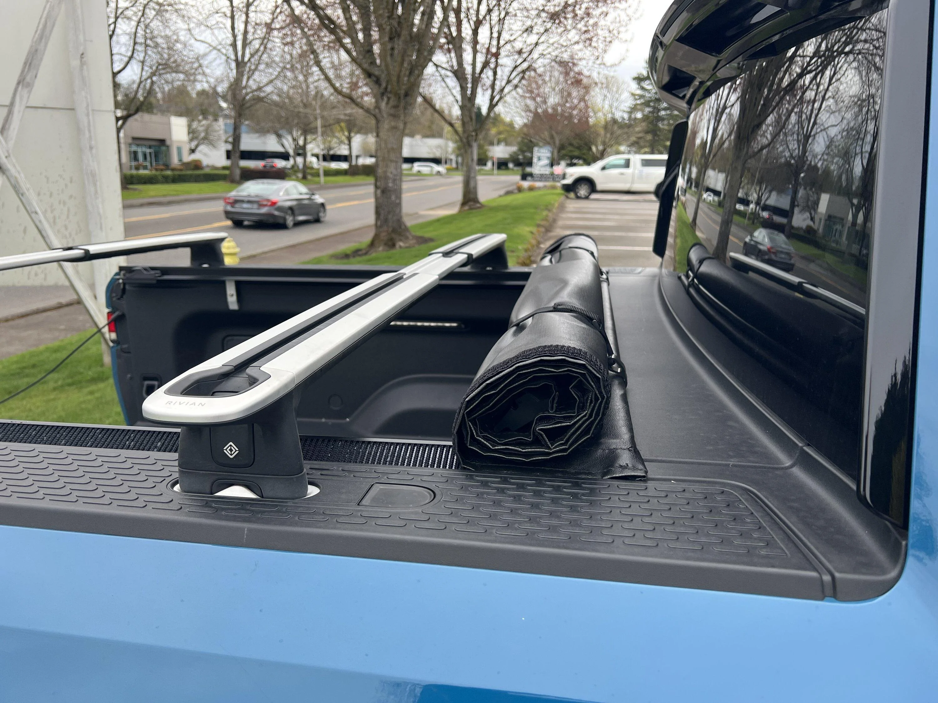 Rivian R1T R1S New aftermarket (manual) Tonneau Cover for Rivian R1T 72D675DA-2A8A-4CD2-8B77-1A8A9ABD0658
