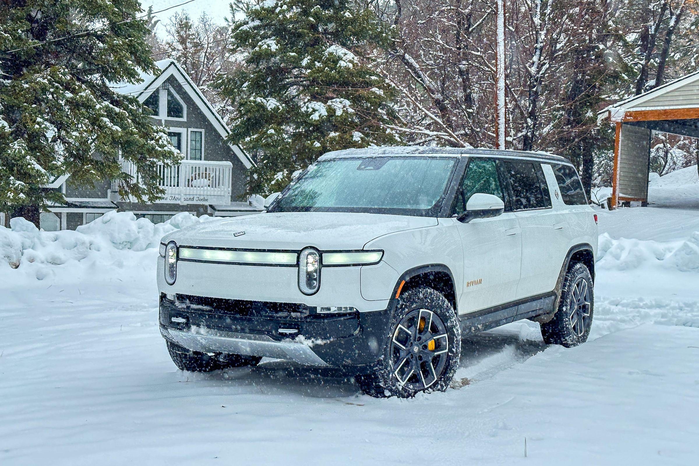 Rivian R1T R1S ? GLACIER WHITE R1S  Photos 236609_Rivian_R1S_review_DGolson_001