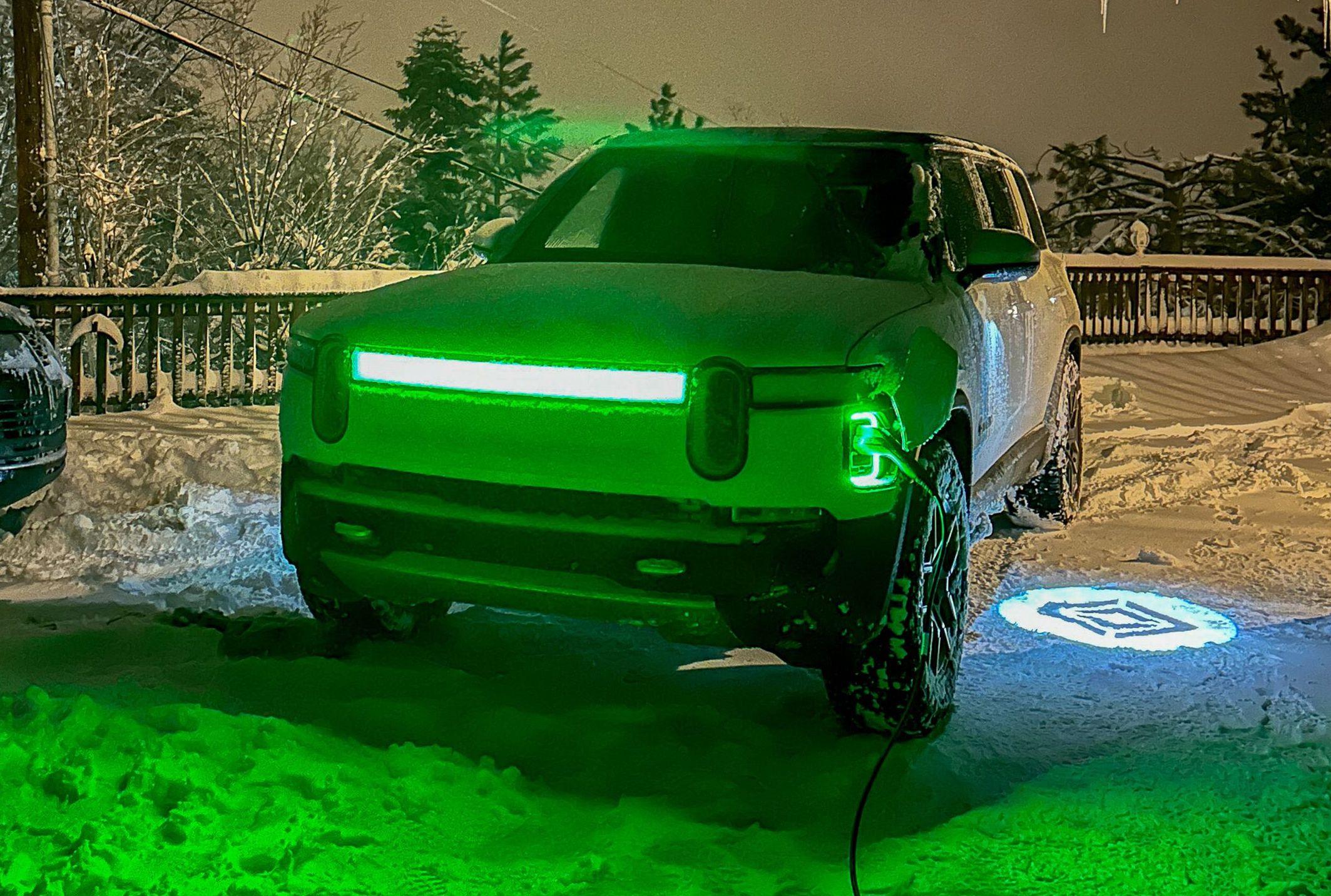 Rivian R1T R1S ? GLACIER WHITE R1S  Photos 236609_Rivian_R1S_review_DGolson_0012
