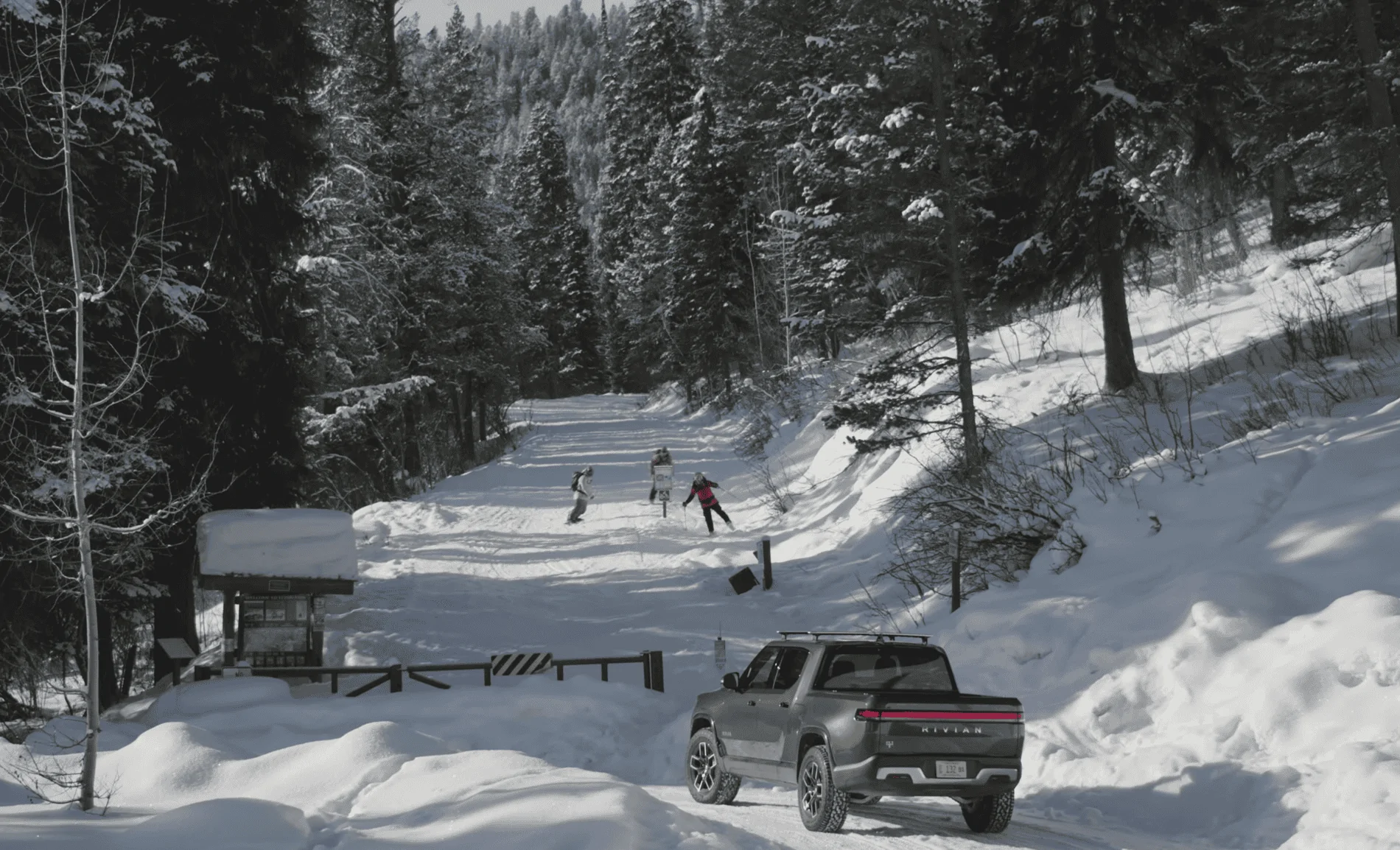 Rivian R1T R1S Forest Green R1T in the wild pics/video 1621887973527