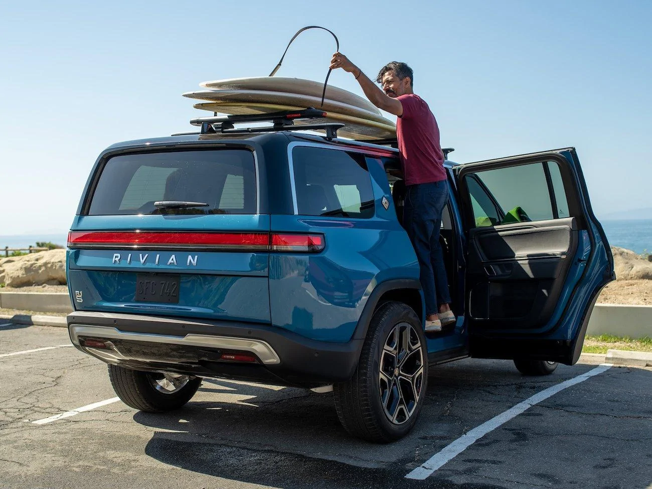 Rivian R1T R1S New updates! July deliveries, August test drives, off road package now optional on Launch Edition, gear added to configurator cover-1622109512.jpg;resize(1300,_,crop)