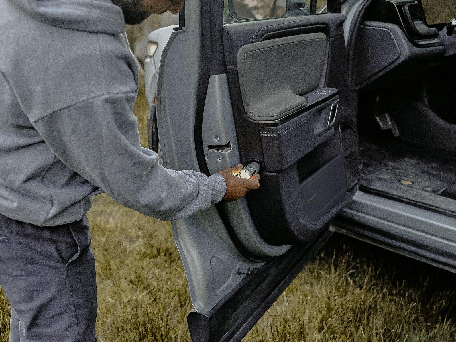 Rivian R1T R1S INTERIOR feature / details just posted at Rivian.com original.jpg;resize(1600,_)(2)