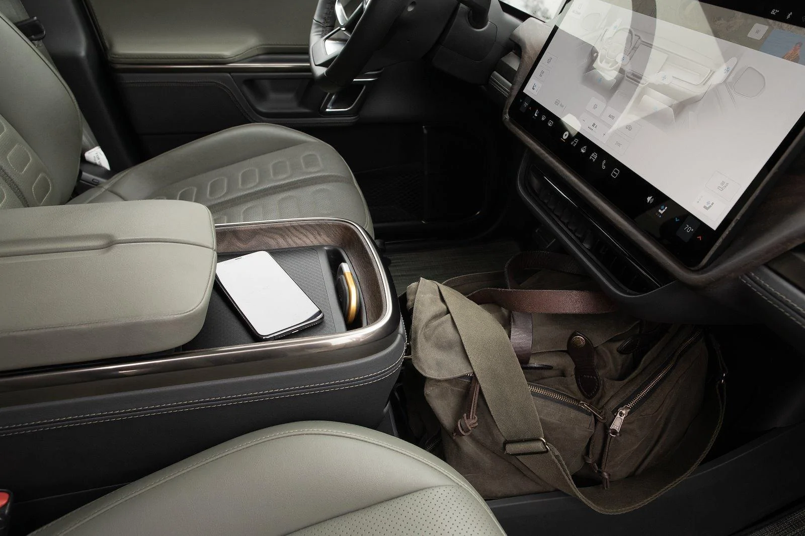 Rivian R1T R1S INTERIOR feature / details just posted at Rivian.com original.jpg;resize(1600,_)(6)