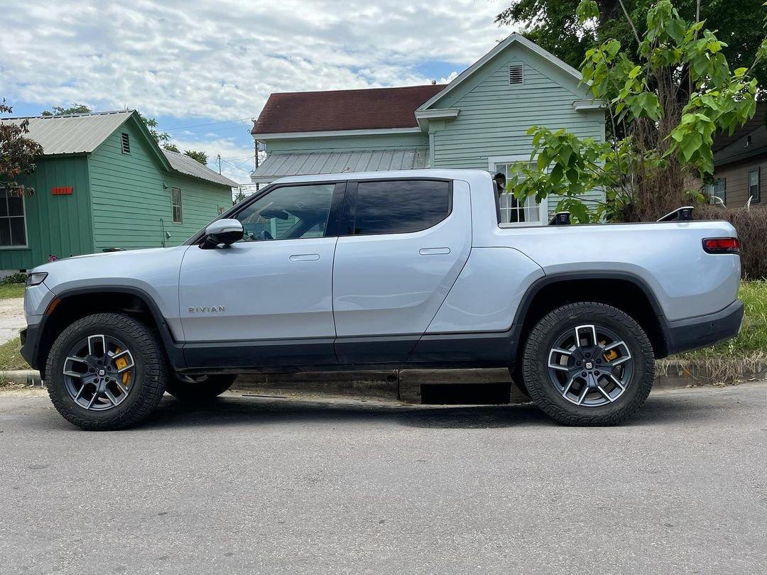 Rivian R1T R1S Can't pick an exterior color? Here are some real world photos. rivian-r1t-la