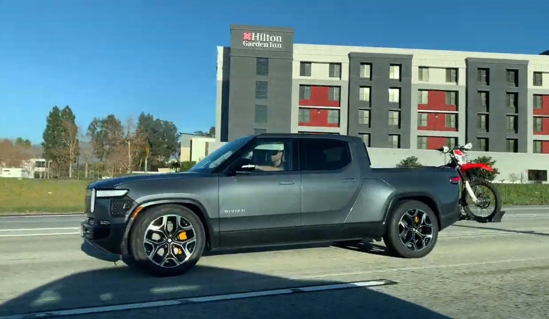 Rivian R1T R1S Can't pick an exterior color? Here are some real world photos. rivian-r1t-jpg.1215