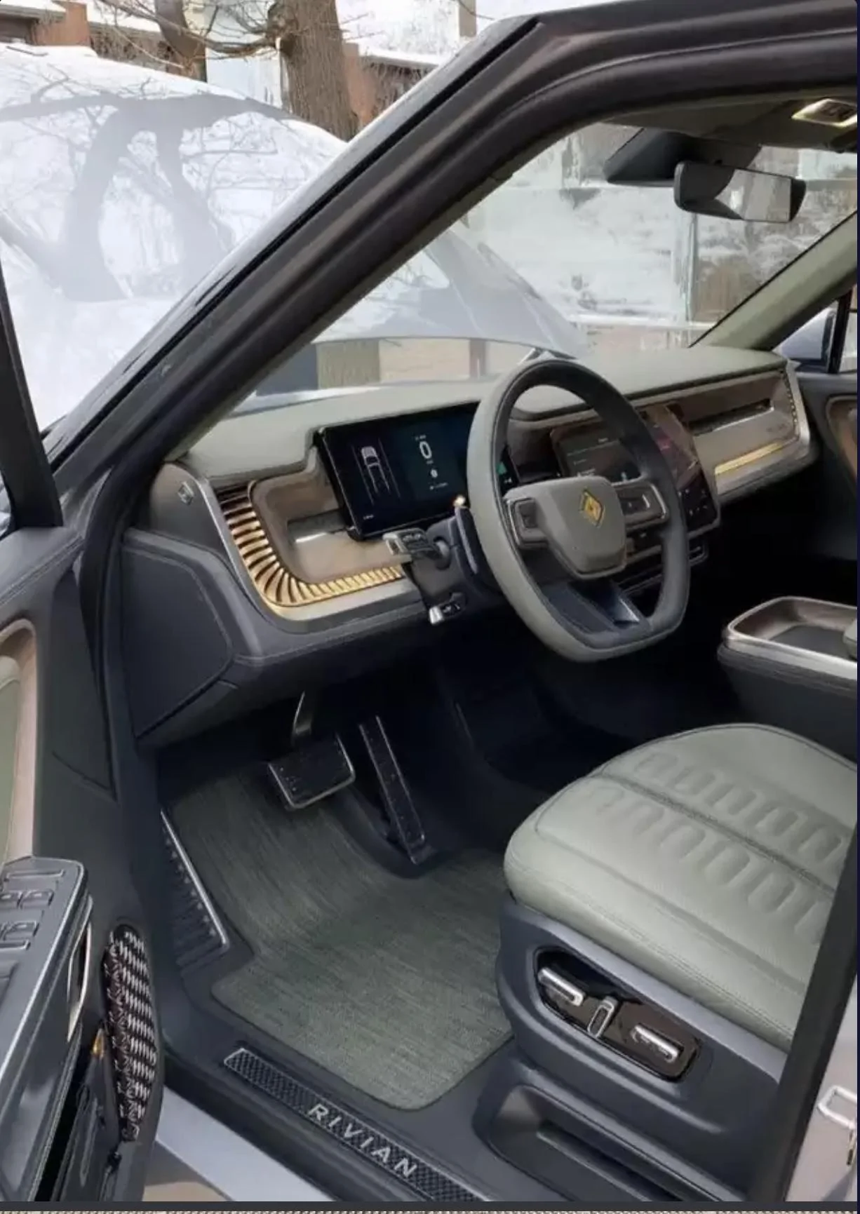 Rivian R1T R1S Real Rivian Photos & Videos 4A633EE5-5FBD-4071-8673-BAB56F6E4B5E