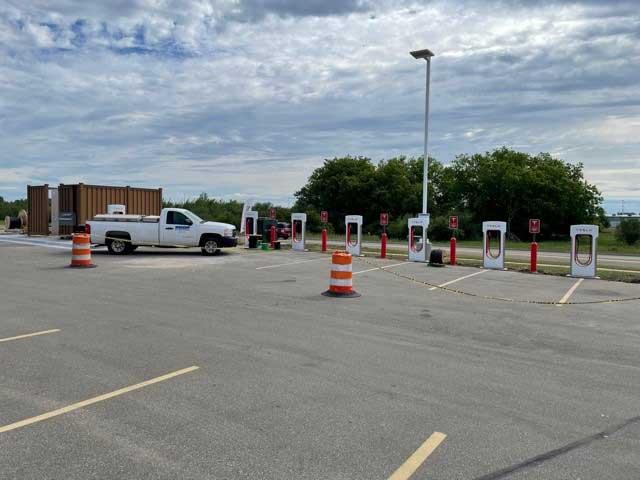 Rivian R1T R1S EV charging in the US is broken: Verge article supercharger escanbana  July 5