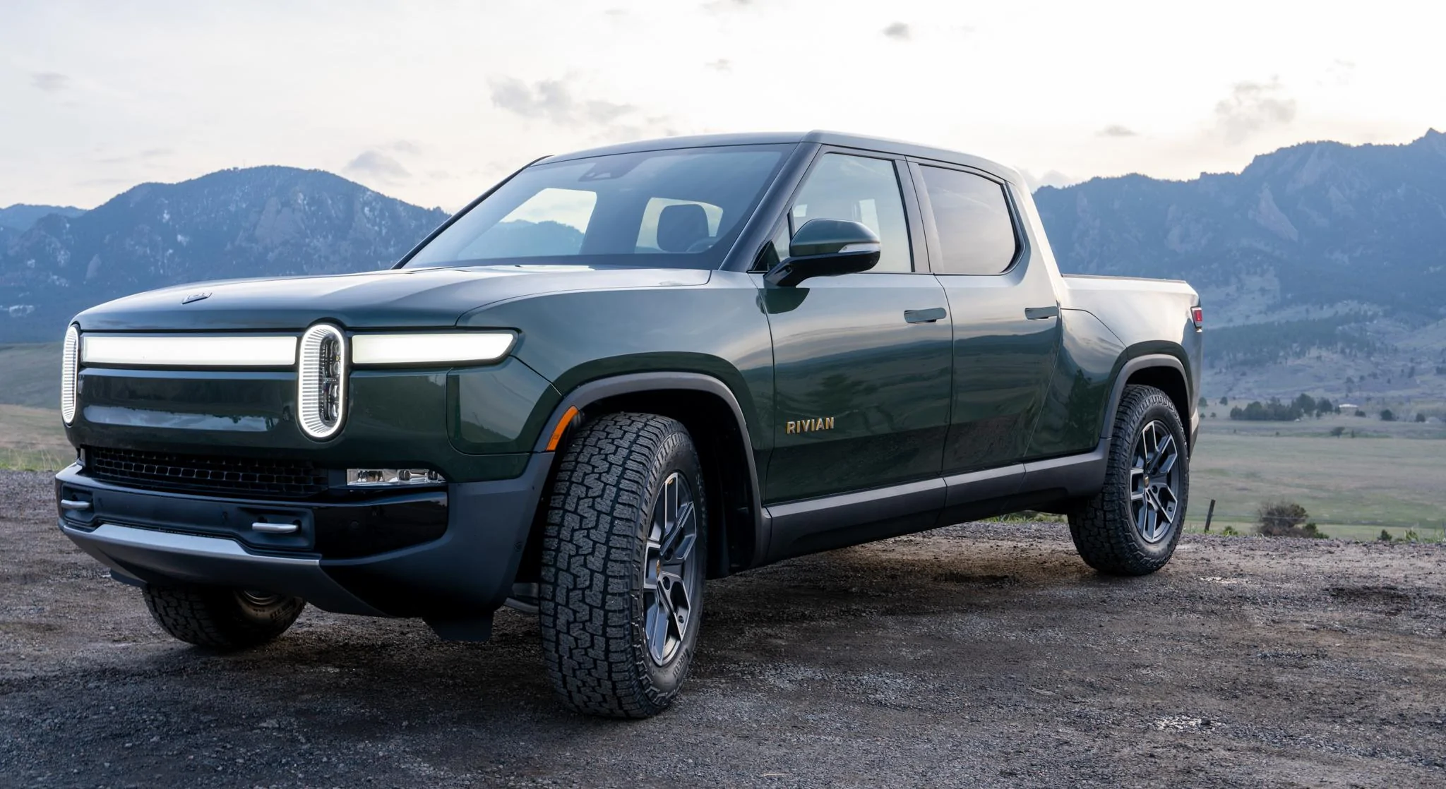 Rivian R1T R1S I finally got my camera out and took a few pics! Rivian 1