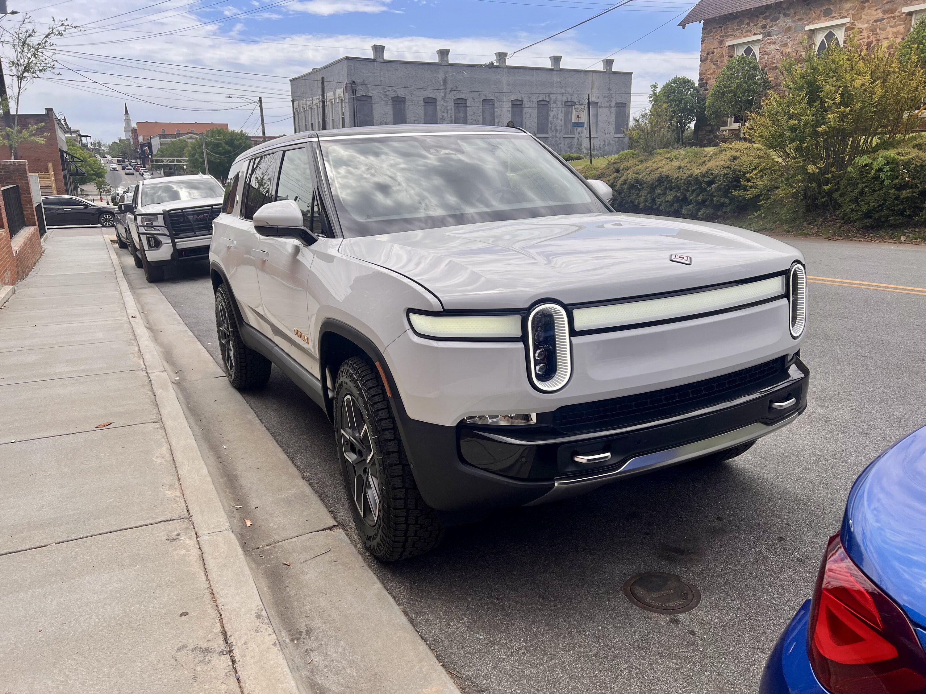 Rivian R1T R1S R1S Shop access live with lots of inventory! IMG_7079
