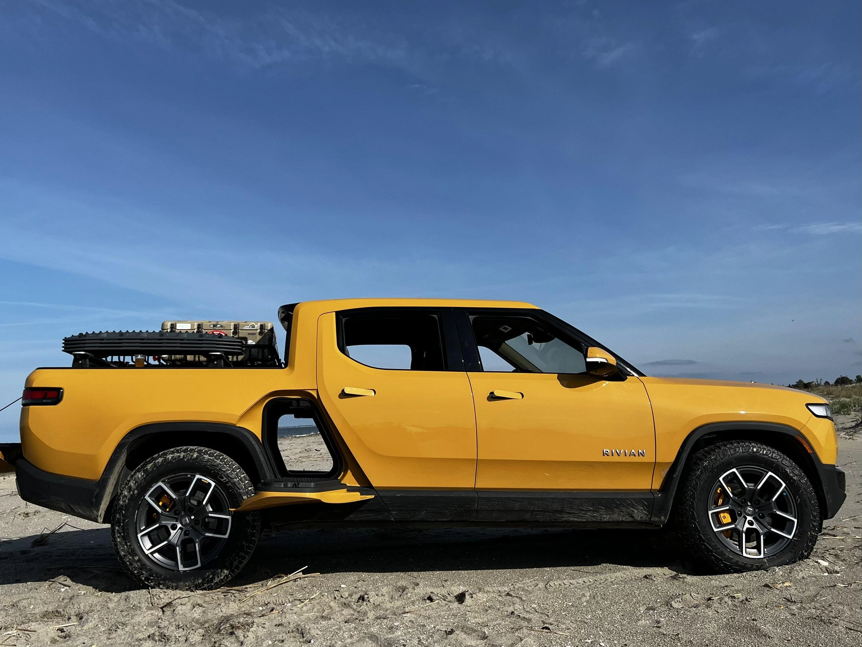 Rivian R1T R1S COMPASS YELLOW R1T Photos IMG_4111