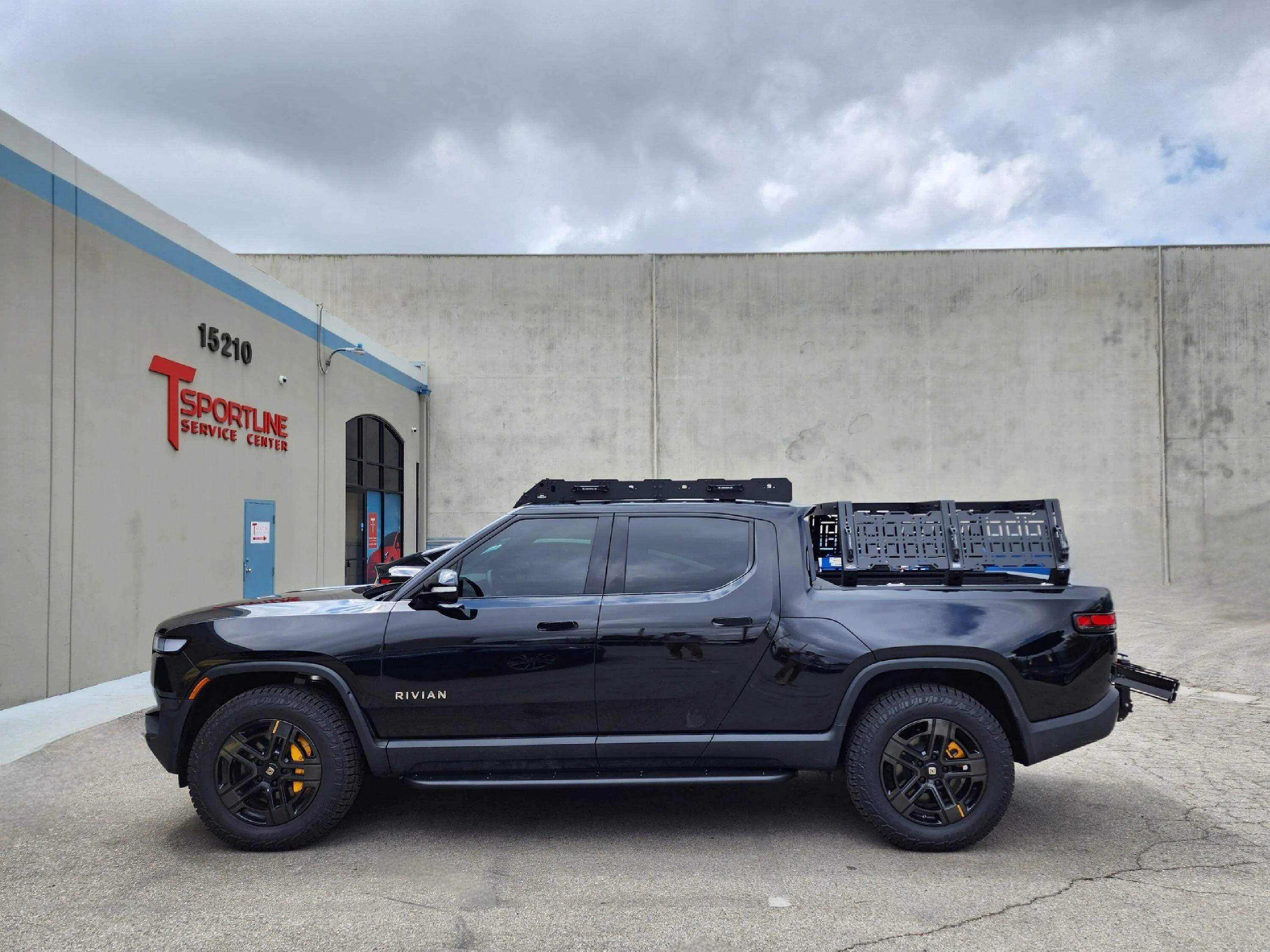 Rivian R1T R1S MIDNIGHT (Black) Rivian Photos 20230501_112457