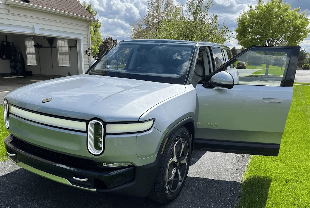 Rivian R1T R1S R1S Shop access live with lots of inventory! 1683023595499