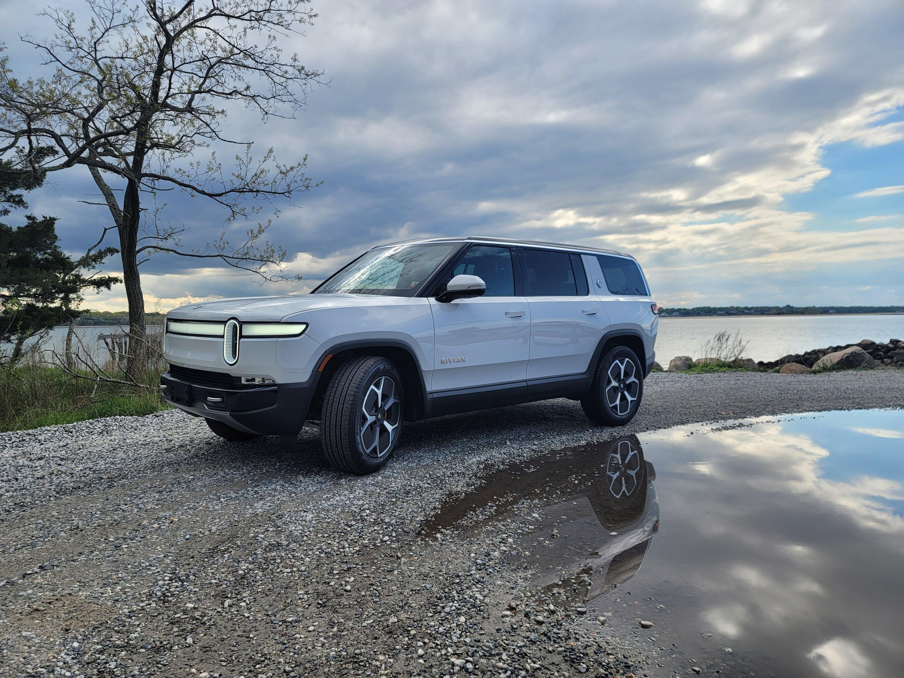 Rivian R1T R1S ? GLACIER WHITE R1S  Photos 20230503_161428