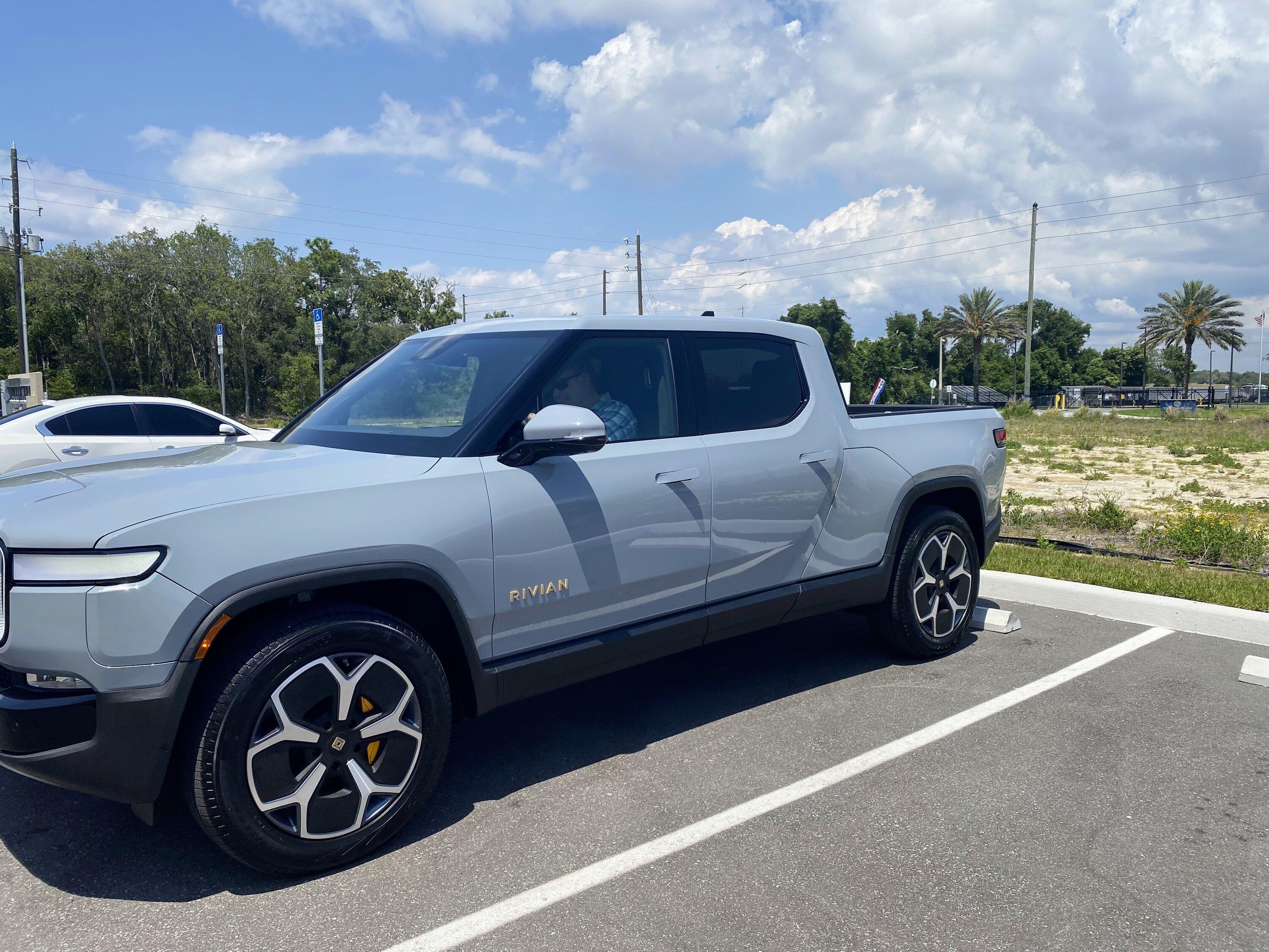 Rivian R1T R1S LIMESTONE R1T Photos IMG_7211~2