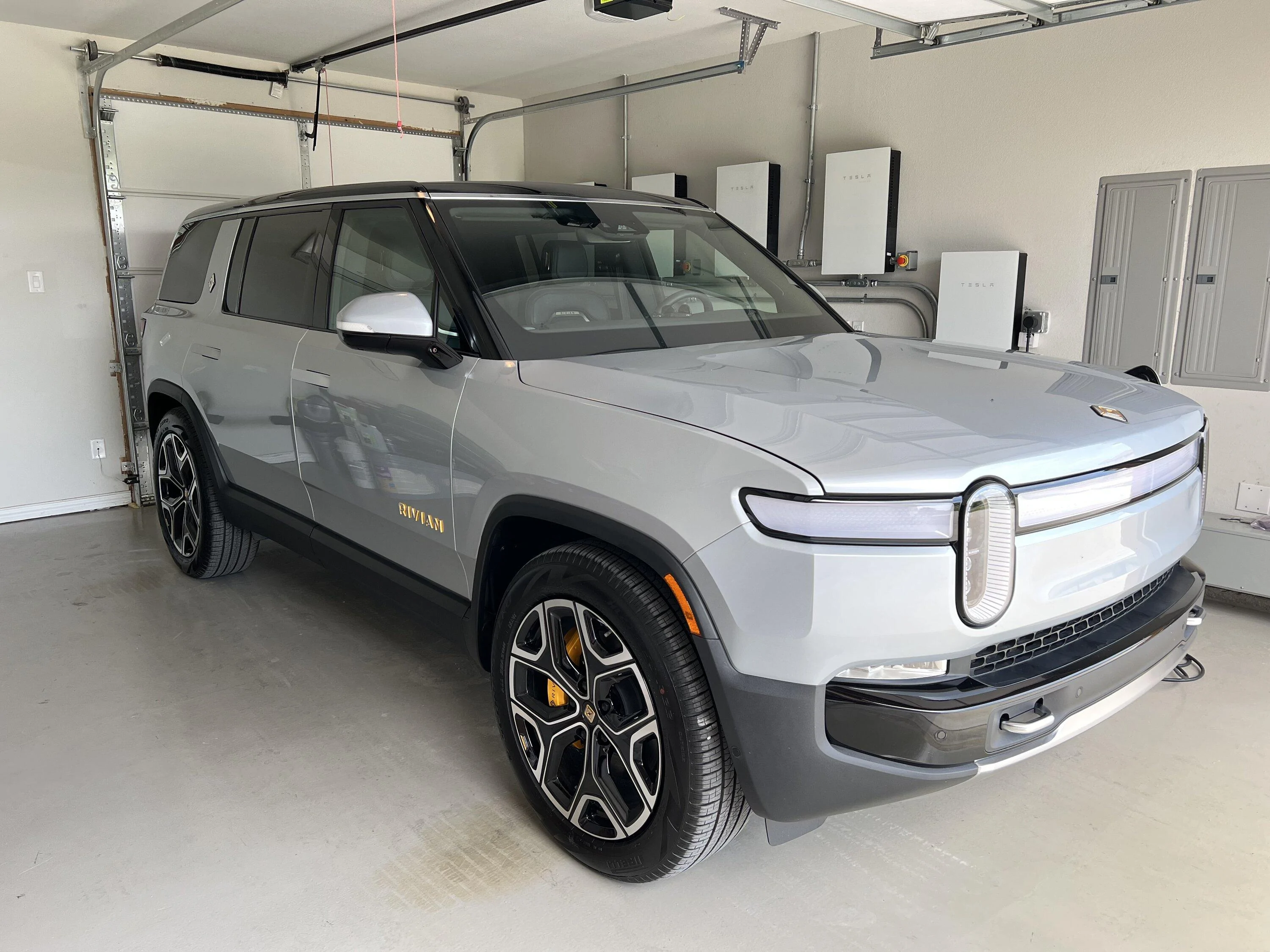 Rivian R1T R1S R1S LA Silver new delivery estimates IMG_3349