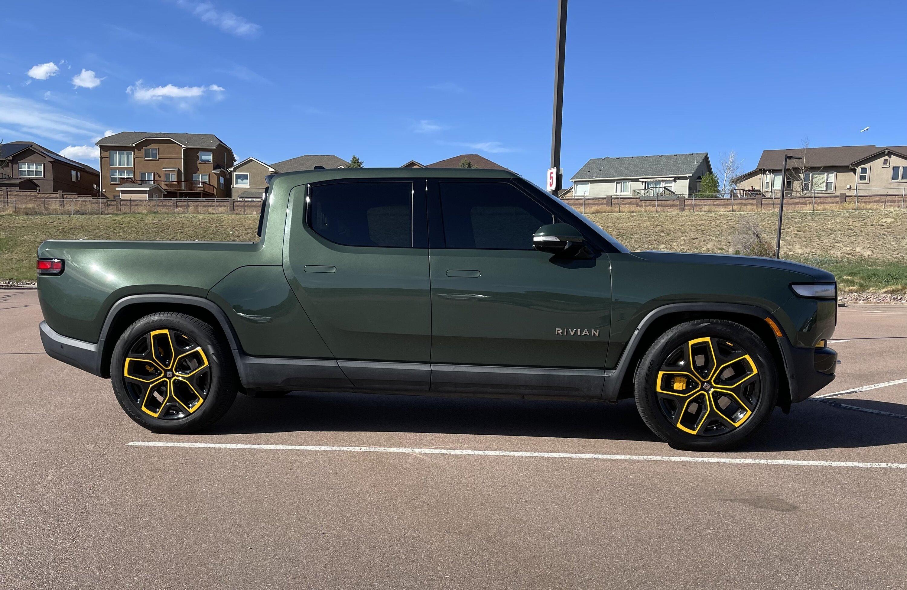 Rivian R1T R1S FOREST GREEN R1T Photos IMG_6972