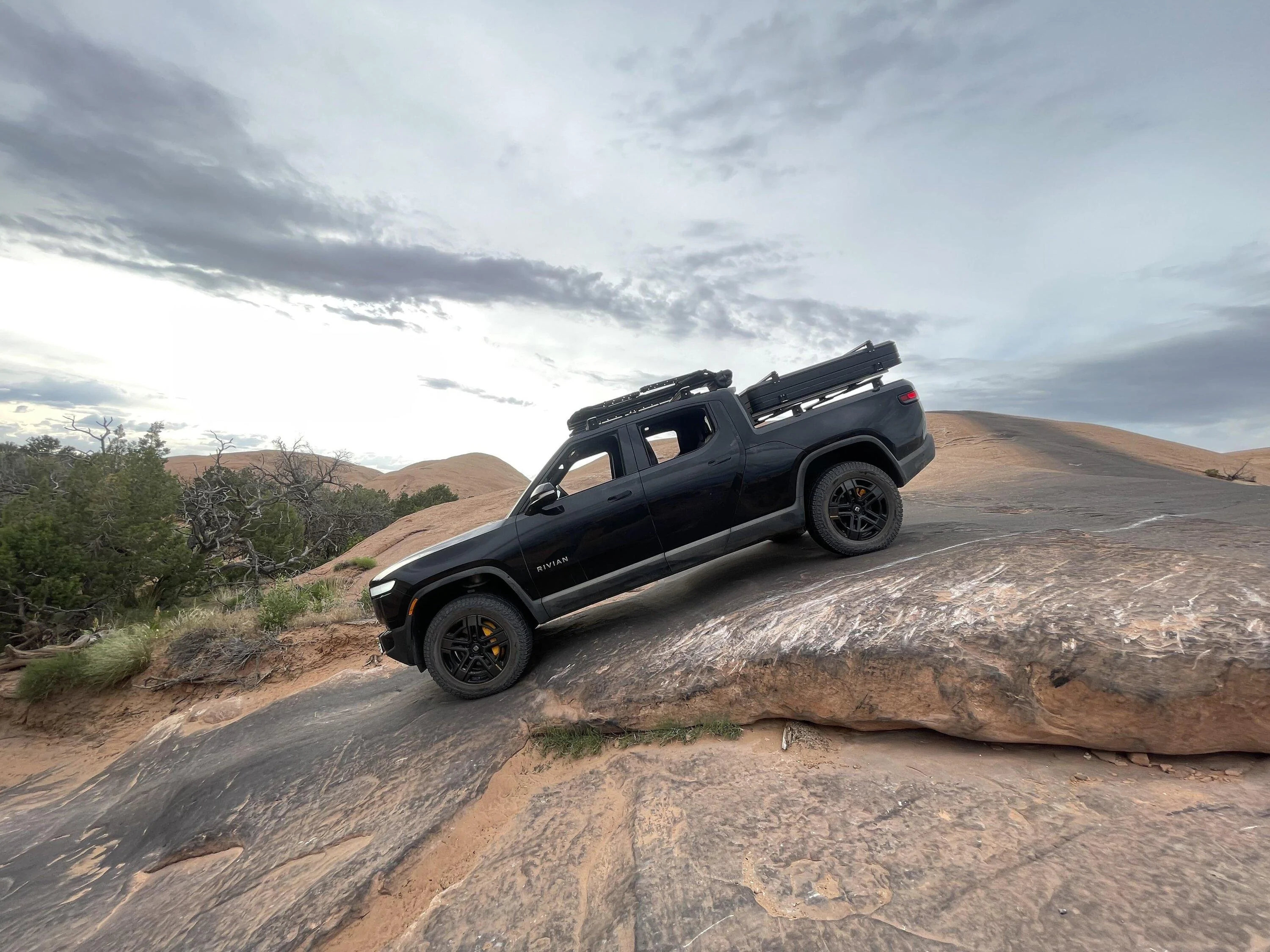 Rivian R1T R1S MIDNIGHT (Black) Rivian Photos t3e9lh3c1qza1