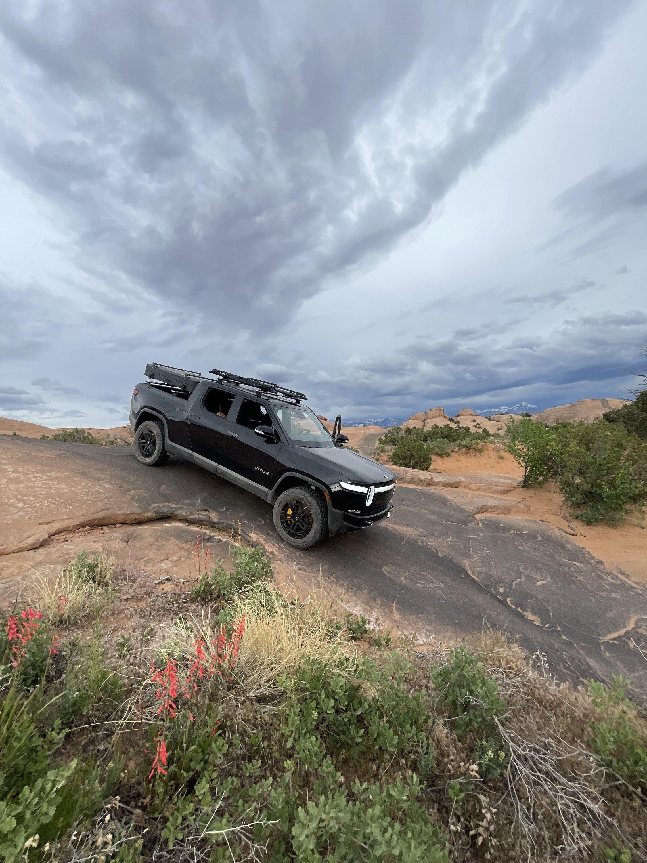 Rivian R1T R1S MIDNIGHT (Black) Rivian Photos l1vw3j3c1qza1