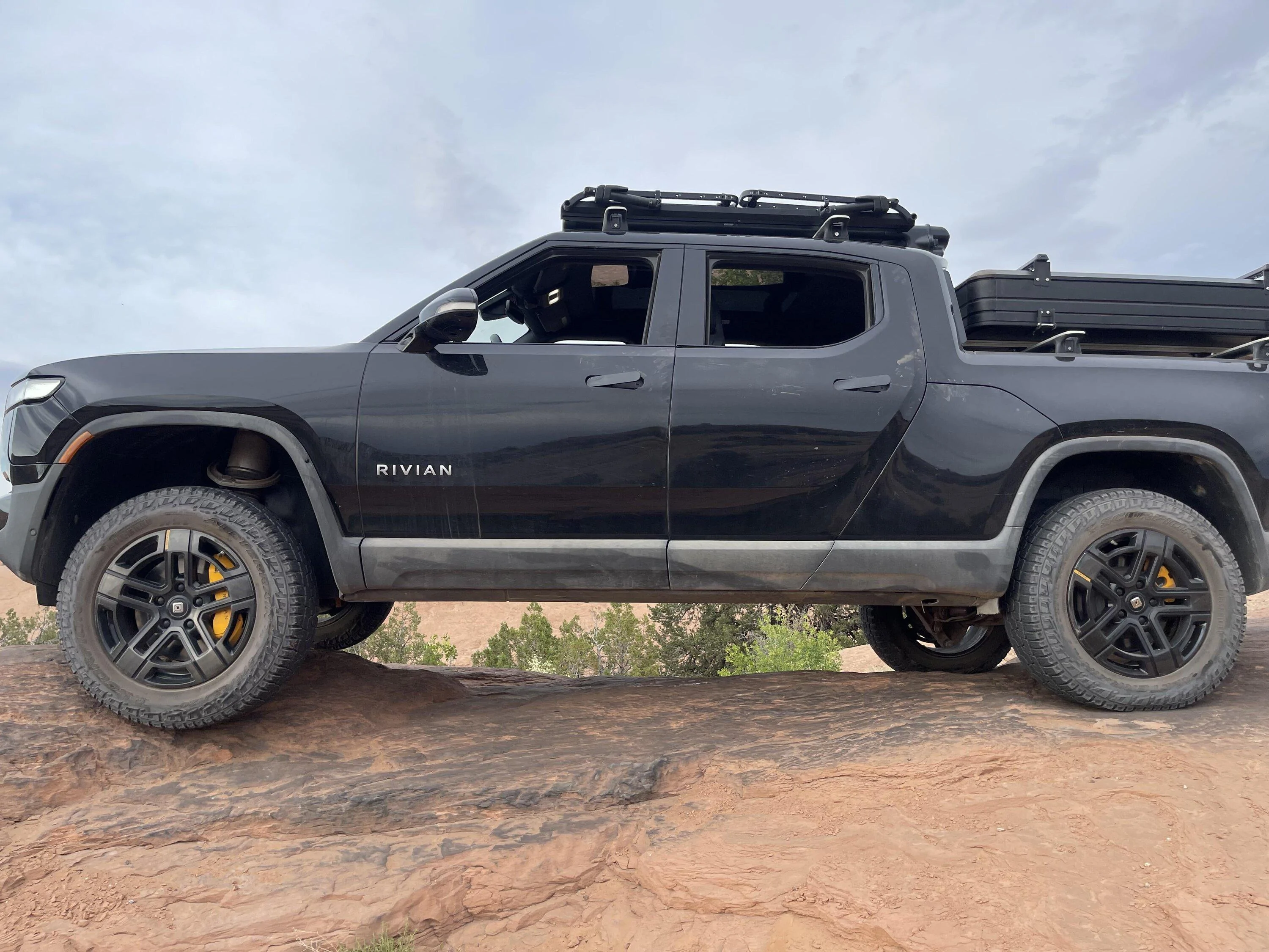 Rivian R1T R1S MIDNIGHT (Black) Rivian Photos r5xwoh3c1qza1