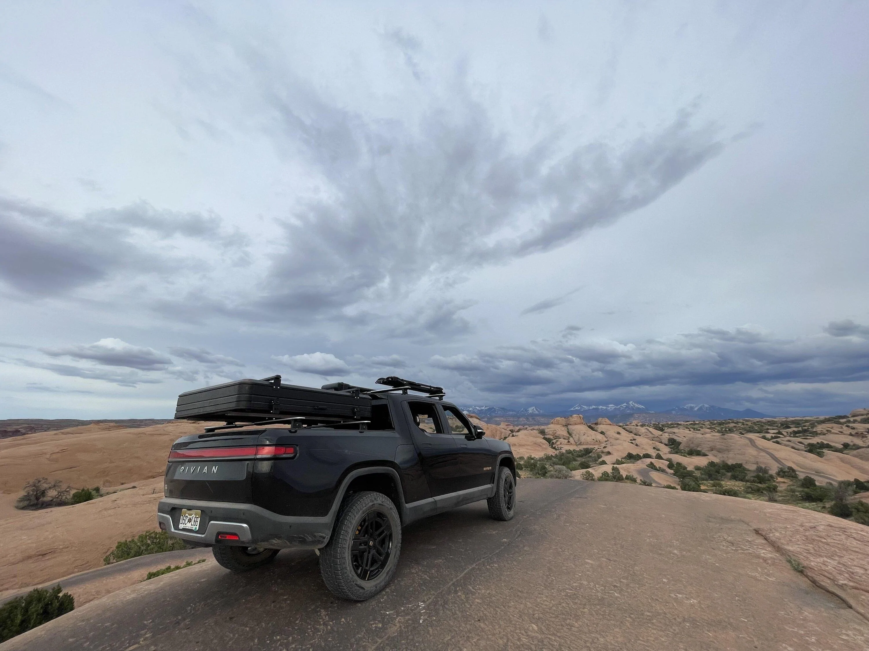 Rivian R1T R1S MIDNIGHT (Black) Rivian Photos 0wursi3c1qza1
