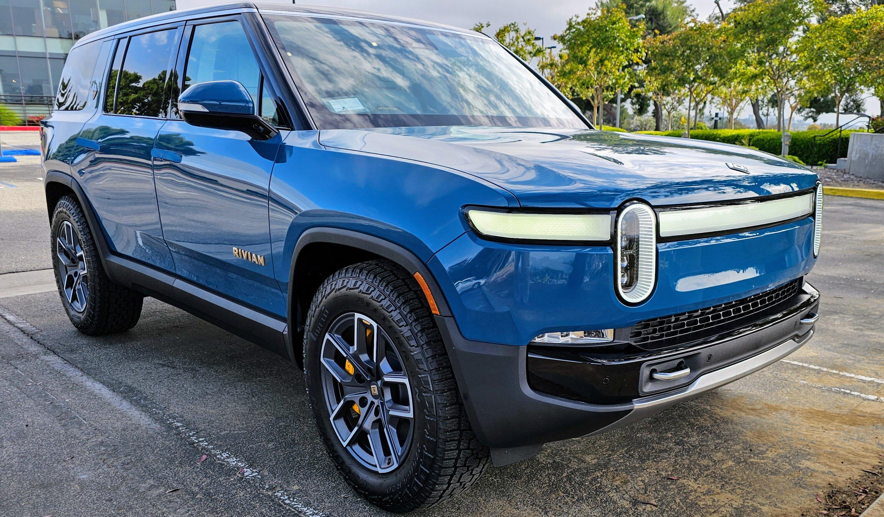 Rivian R1T R1S RIVIAN BLUE Rivian Photos 20230515_172137