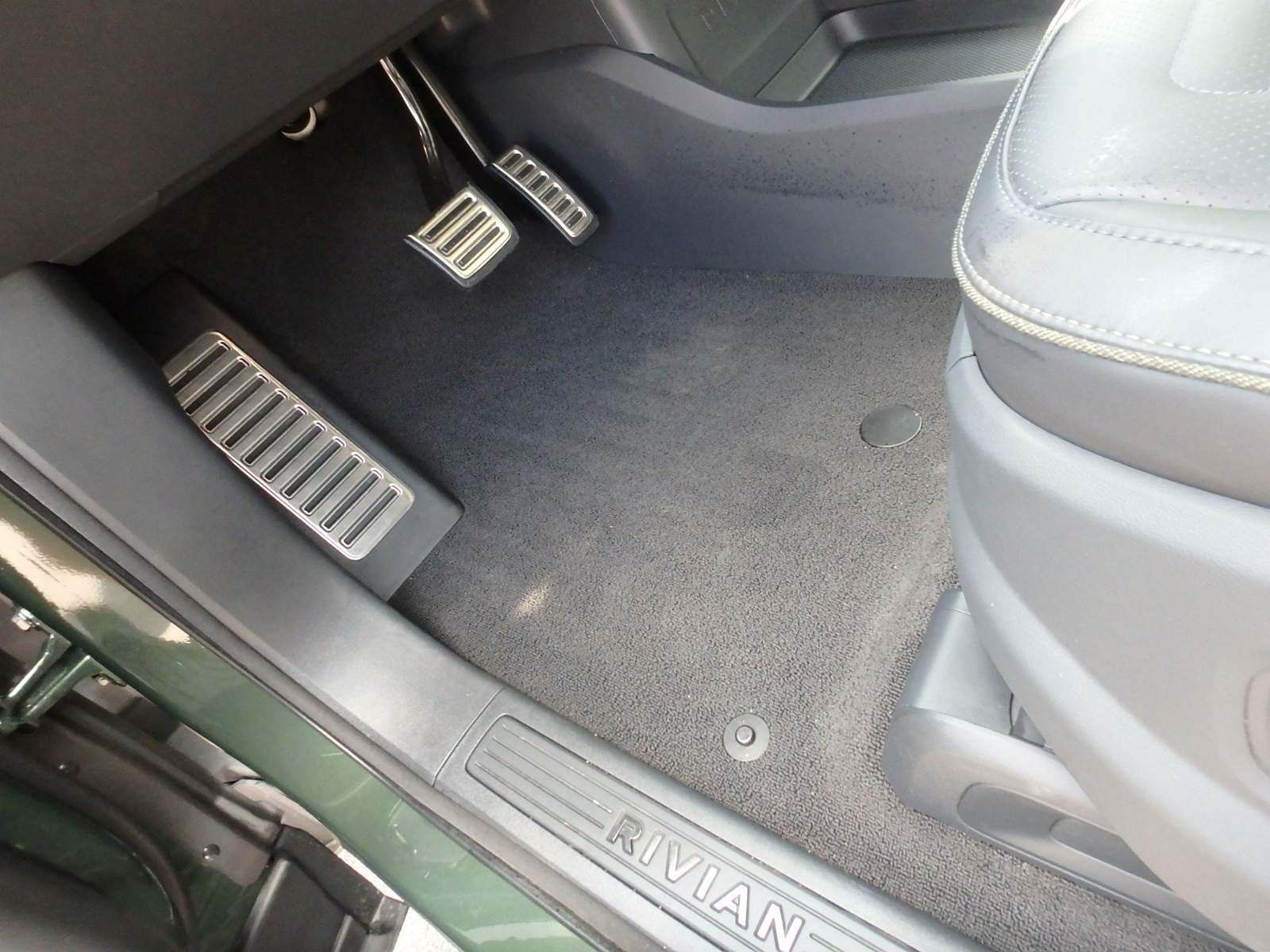 Rivian R1T R1S Opinion on new vs used 2023 R1T inspection_image_47