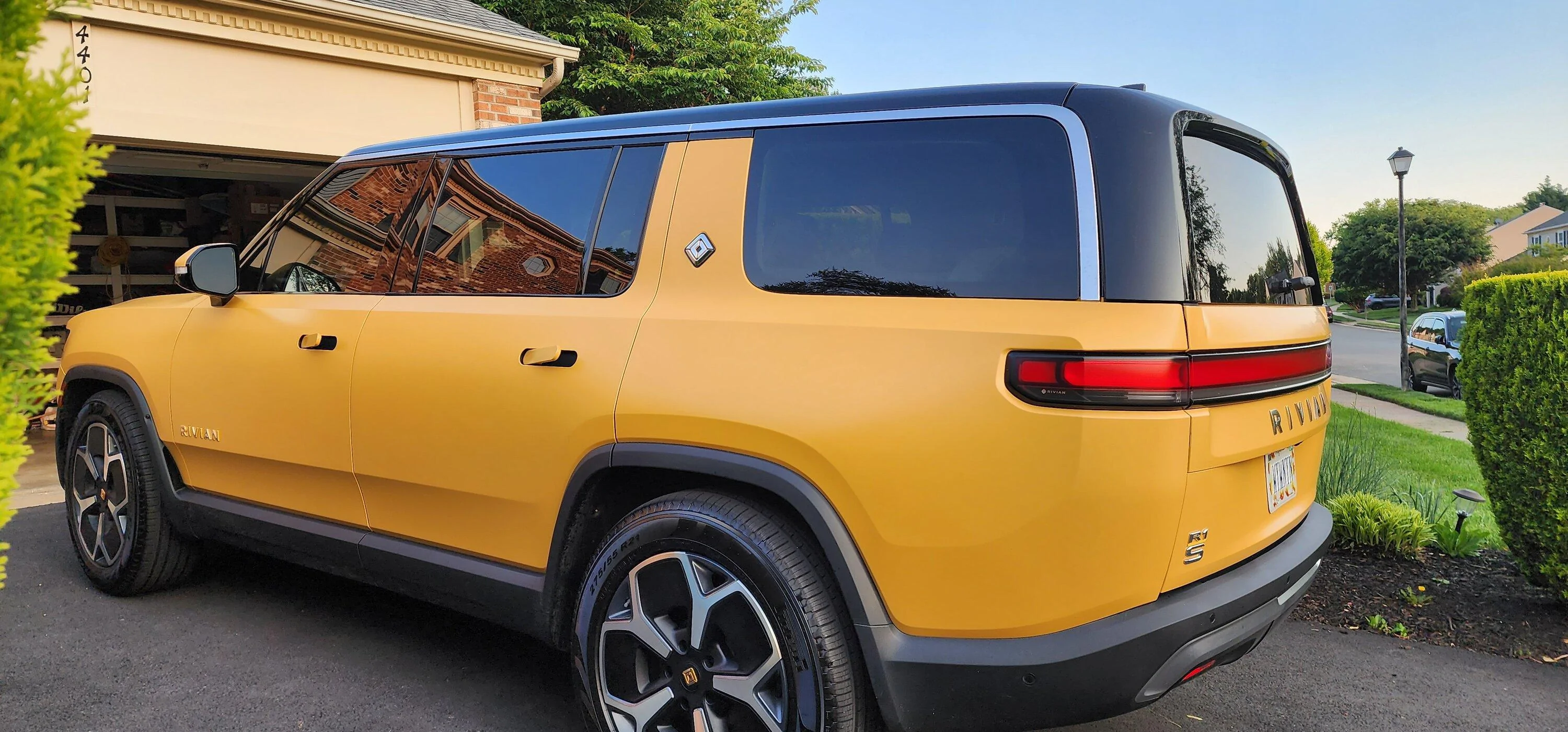 Rivian R1T R1S ? COMPASS YELLOW R1S  Photos 20230517_193625