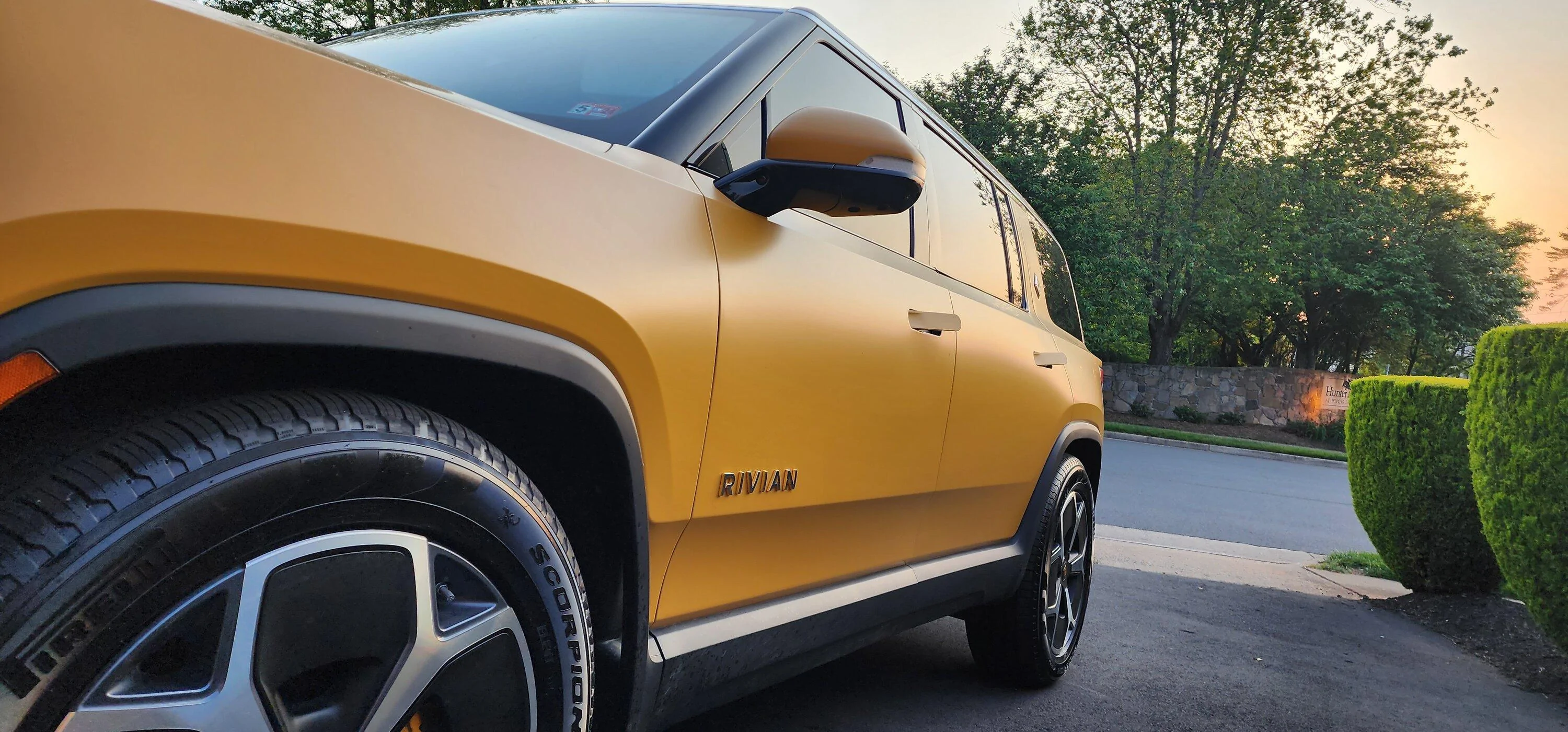 Rivian R1T R1S ? COMPASS YELLOW R1S  Photos 20230517_193603