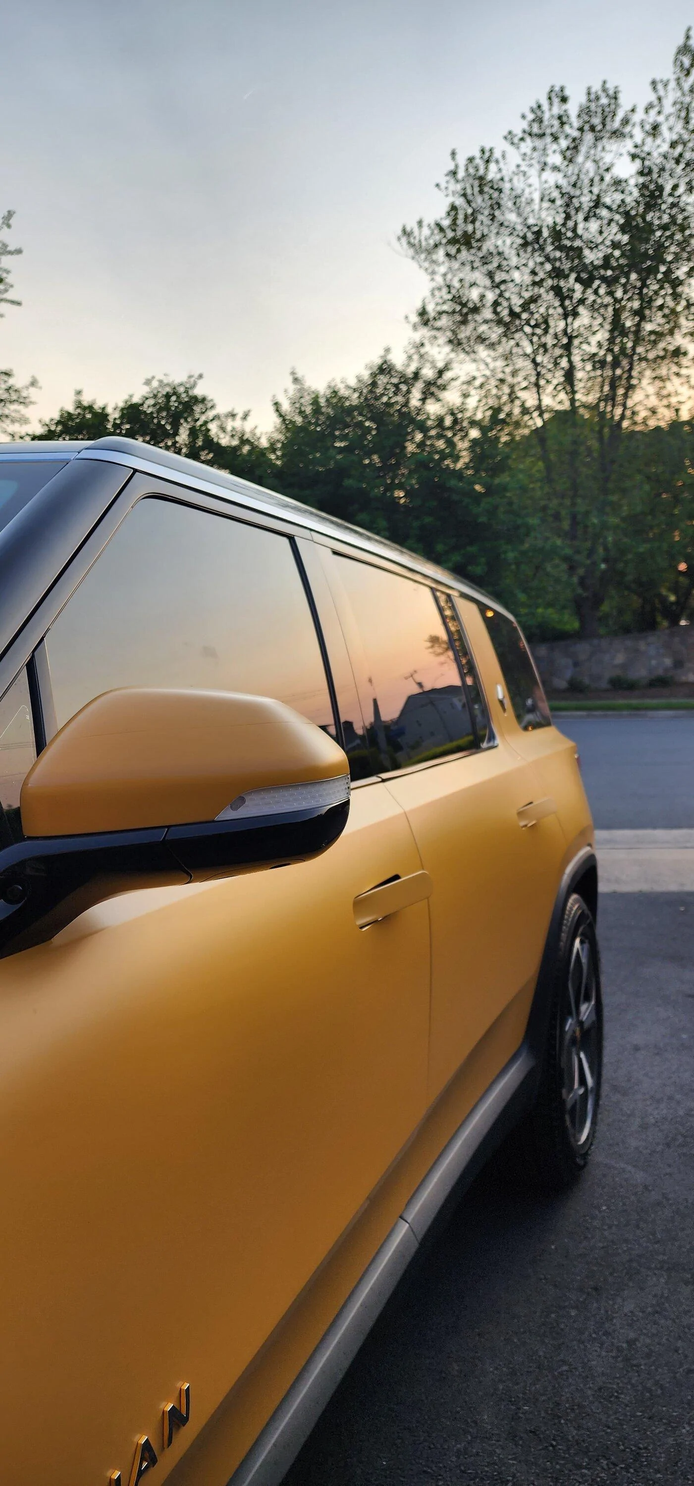 Rivian R1T R1S ? COMPASS YELLOW R1S  Photos 20230517_193644