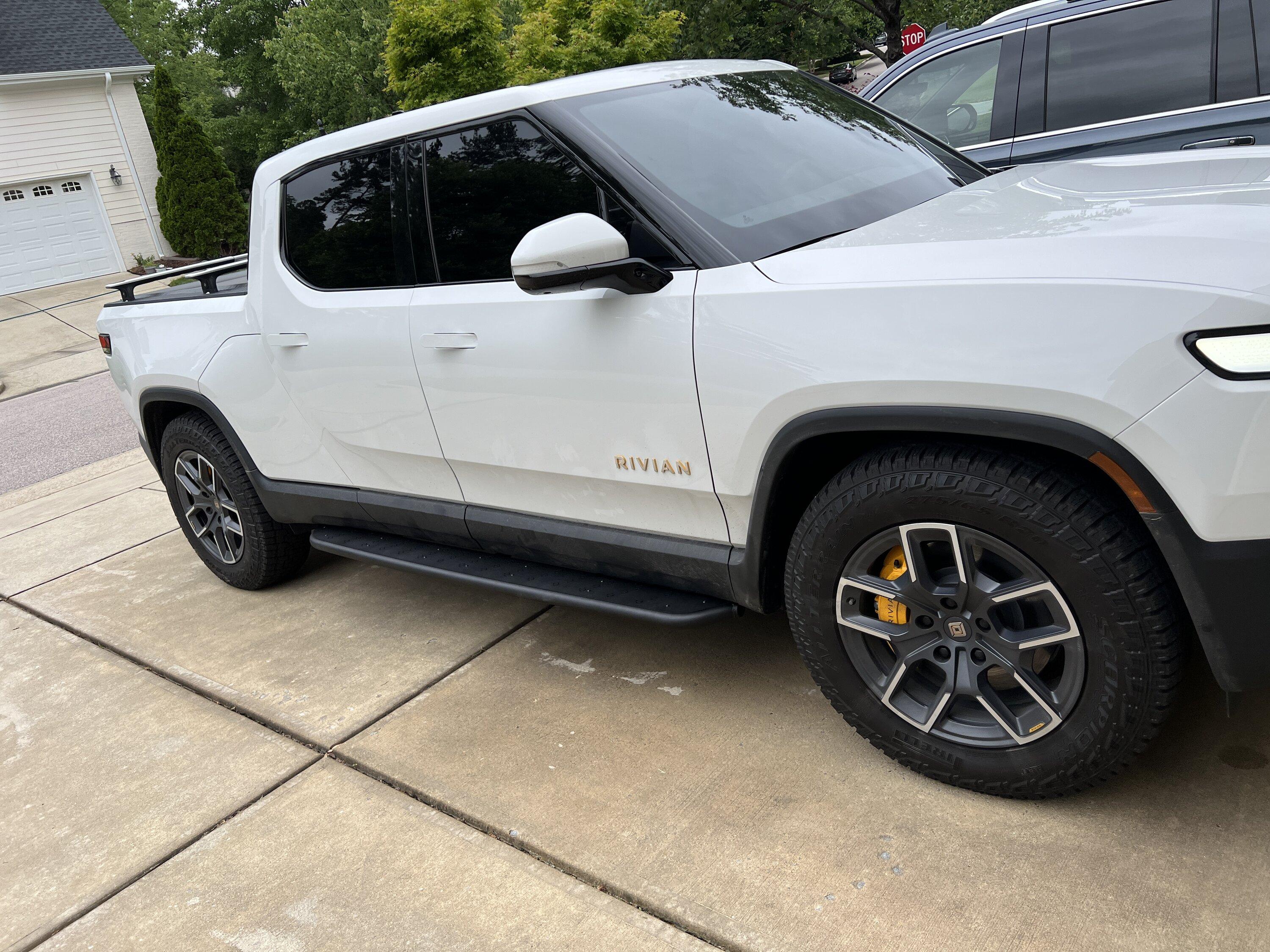 Rivian R1T R1S 1EV R1T Running Boards Installed IMG_4296
