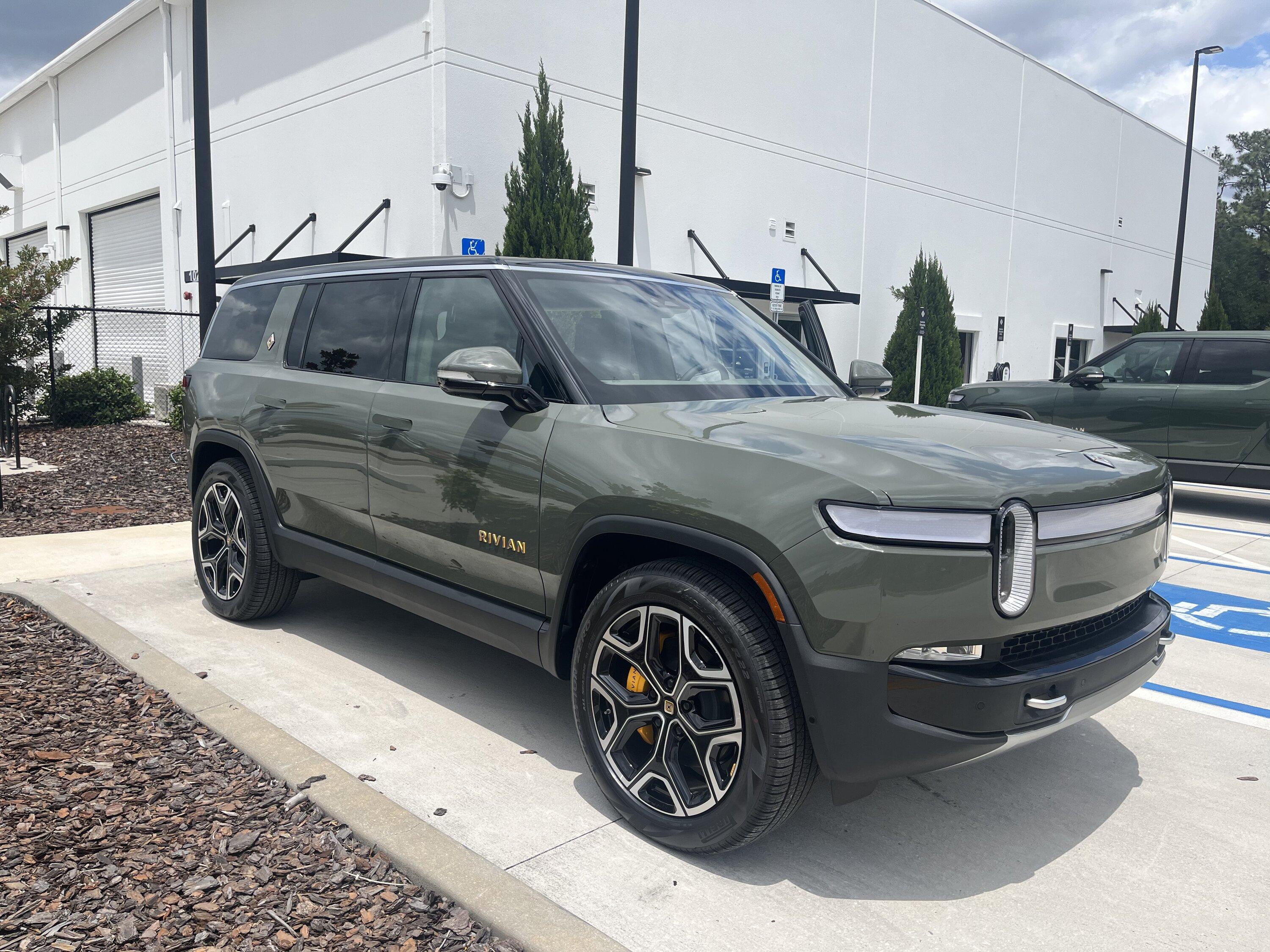 Rivian R1T R1S ? LAUNCH GREEN R1S  Photos F4533FD7-DB76-4543-8057-13CB4BE8126E