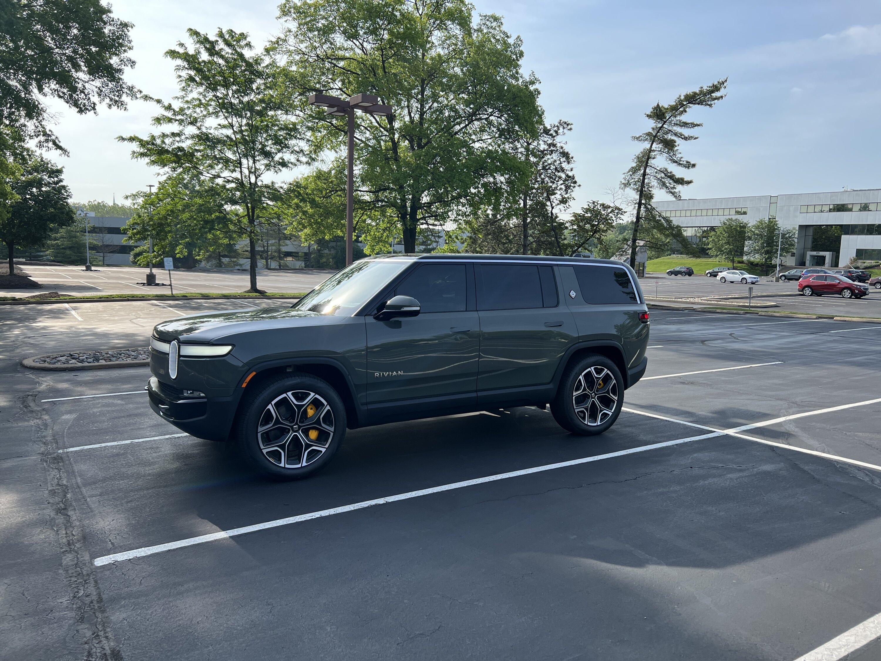 Rivian R1T R1S ? LAUNCH GREEN R1S  Photos IMG_5786