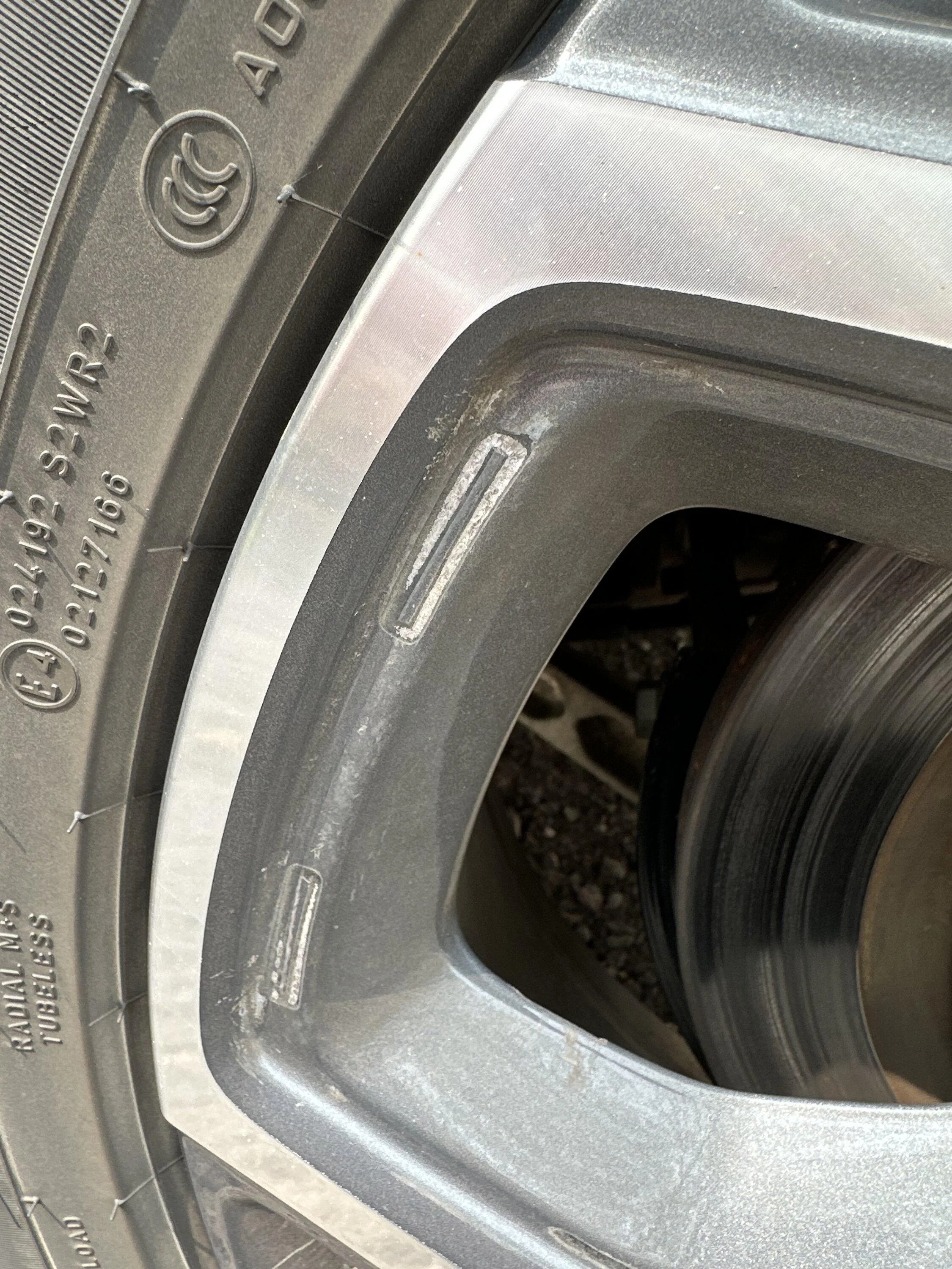 Rivian R1T R1S Aero Covers May Potentially Damage 21" Wheels 70604569024__CCD74996-3471-4E03-A161-58F62F972958