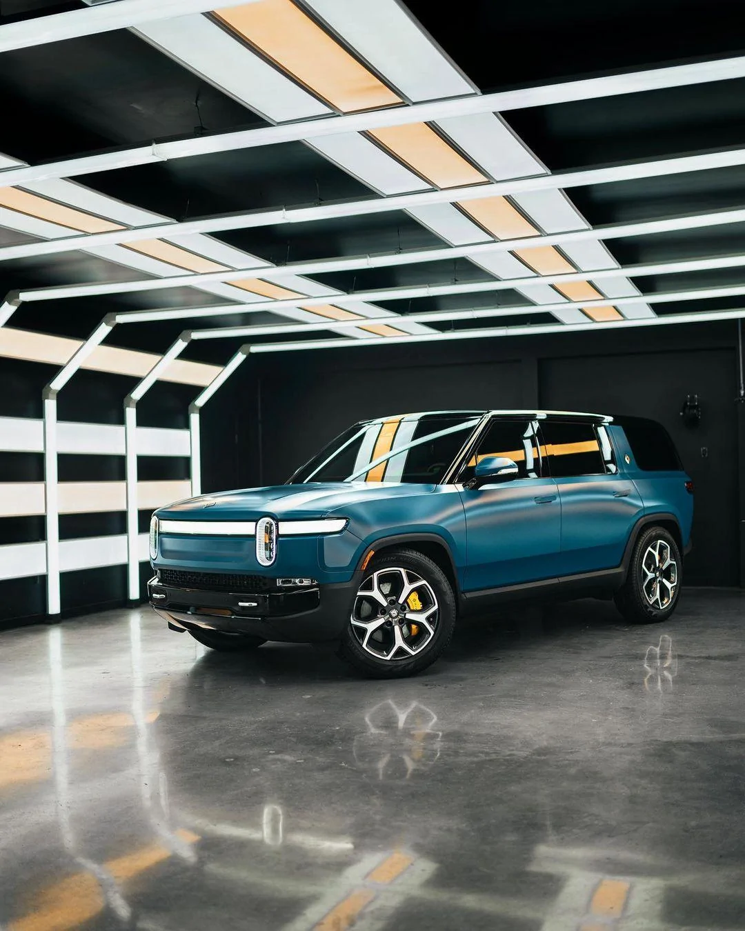 Rivian R1T R1S RIVIAN BLUE Rivian Photos 348686266_1435122130660443_6903993195448440616_n