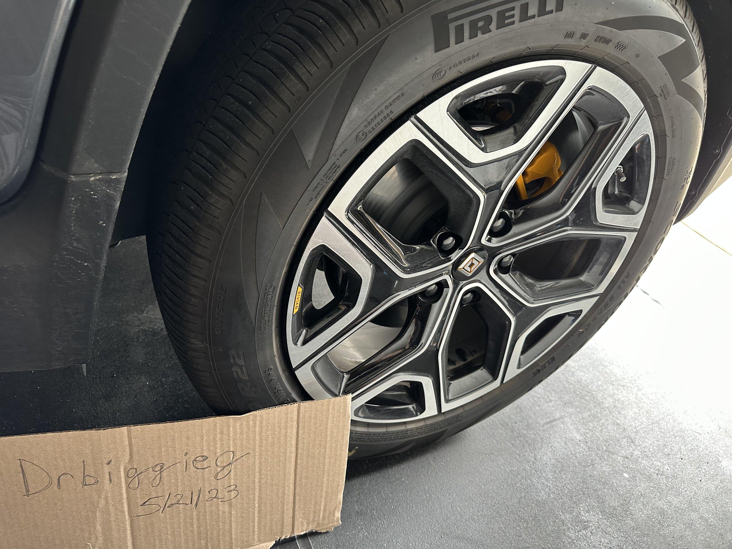 Rivian R1T R1S FS - 22” sport brights - set of 5 (DFW) - $3200 - considering parting out IMG_2145